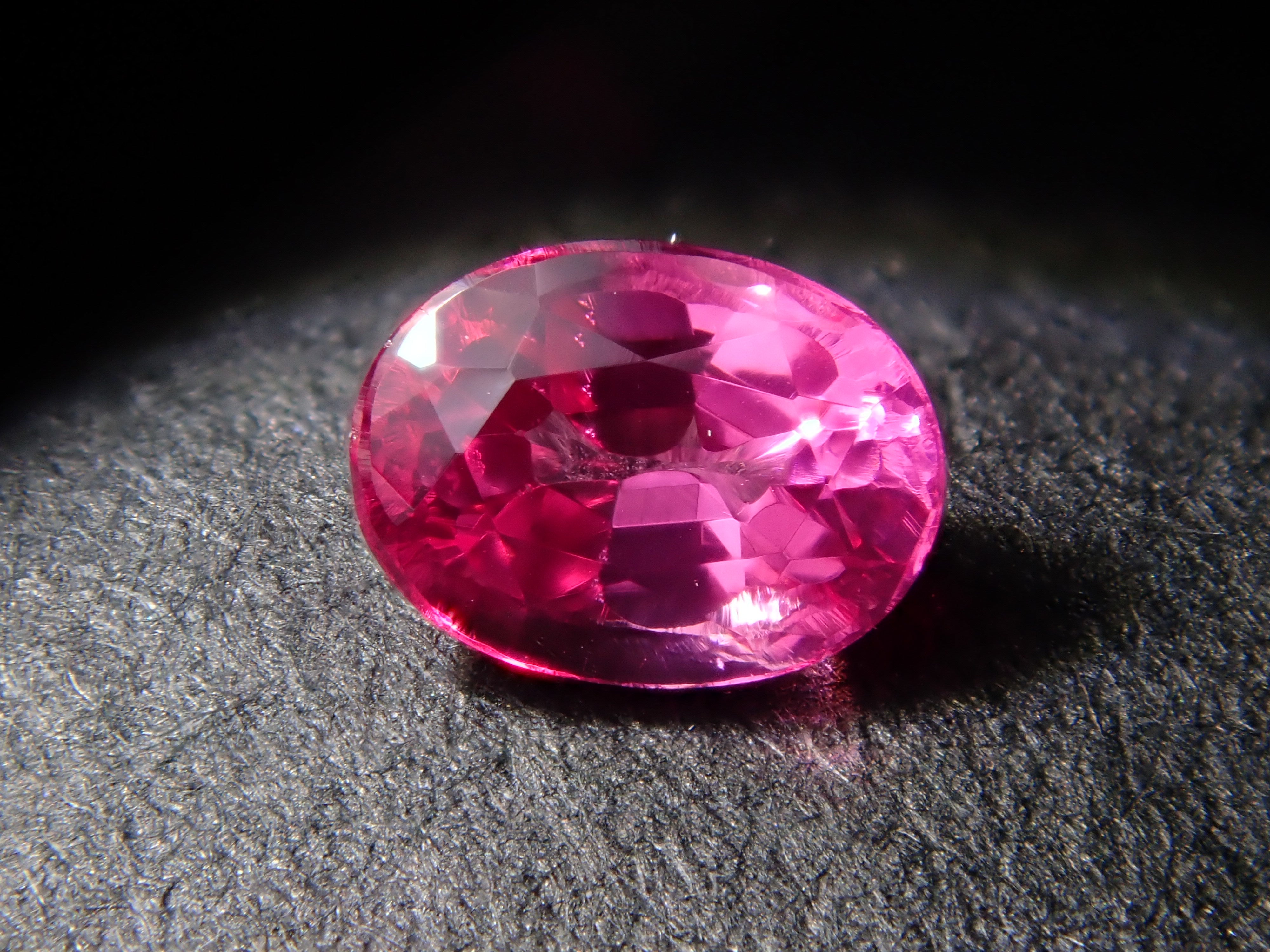 【12562751掲載】タンザニア産ホットピンクスピネル 0.204ctルース
