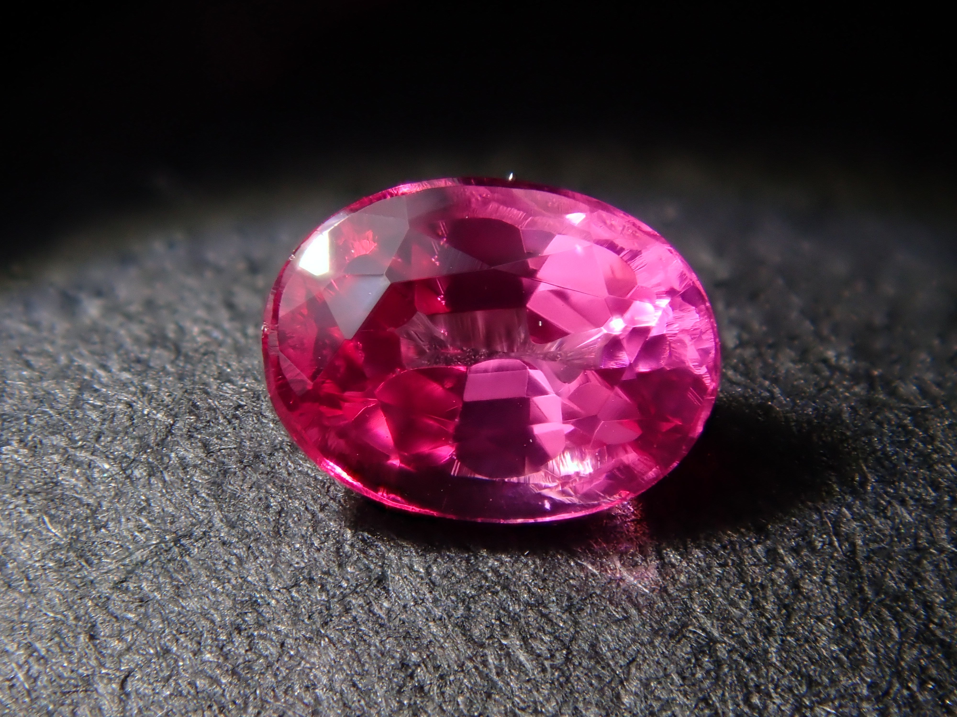【12562751掲載】タンザニア産ホットピンクスピネル 0.204ctルース