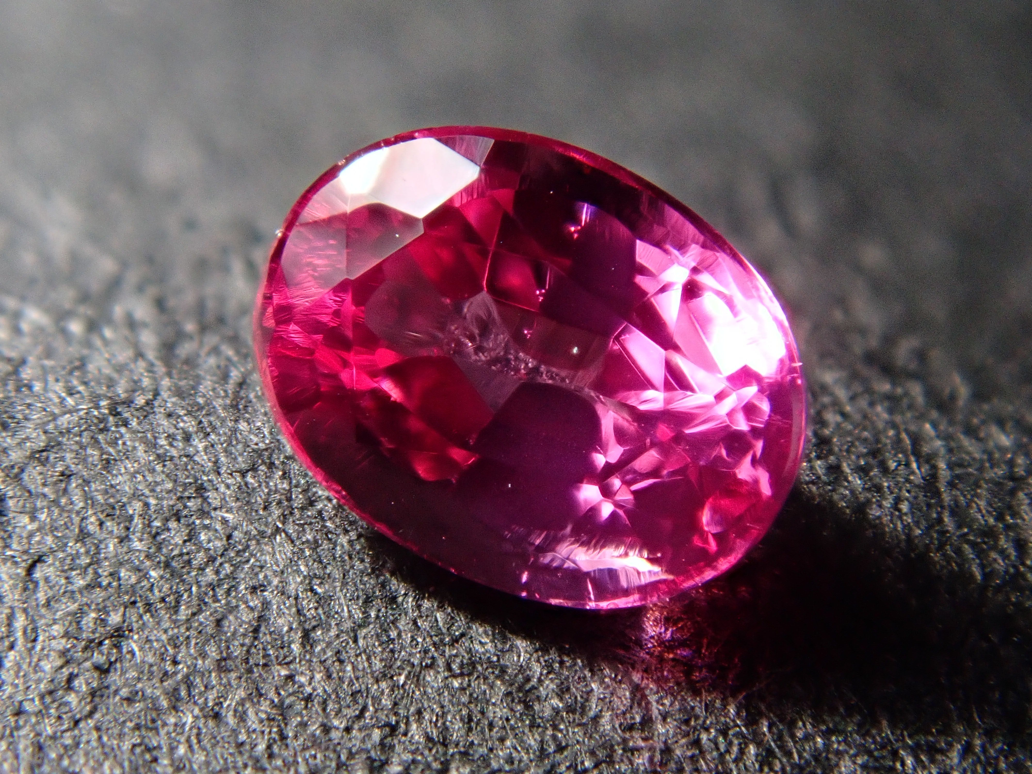【12562751掲載】タンザニア産ホットピンクスピネル 0.204ctルース