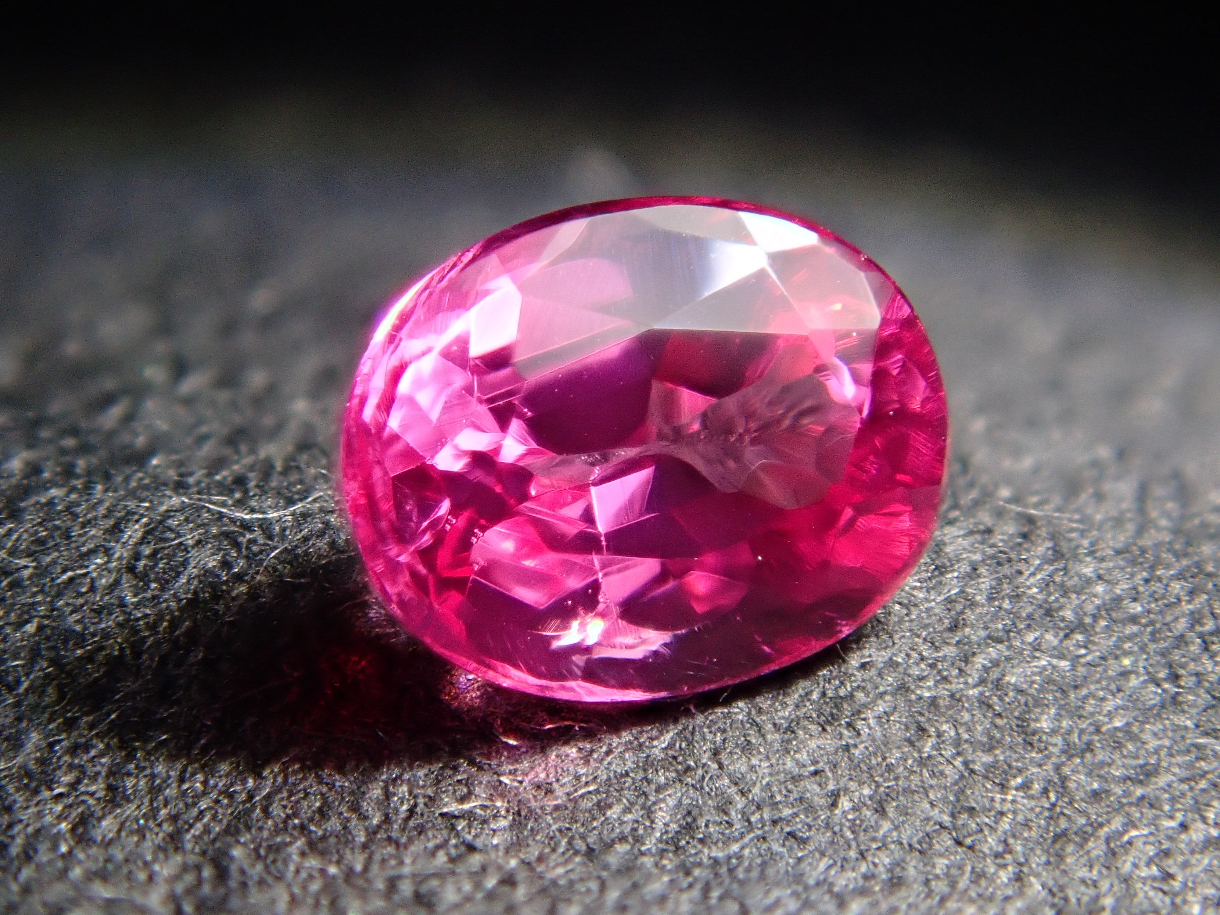 【12562751掲載】タンザニア産ホットピンクスピネル 0.204ctルース