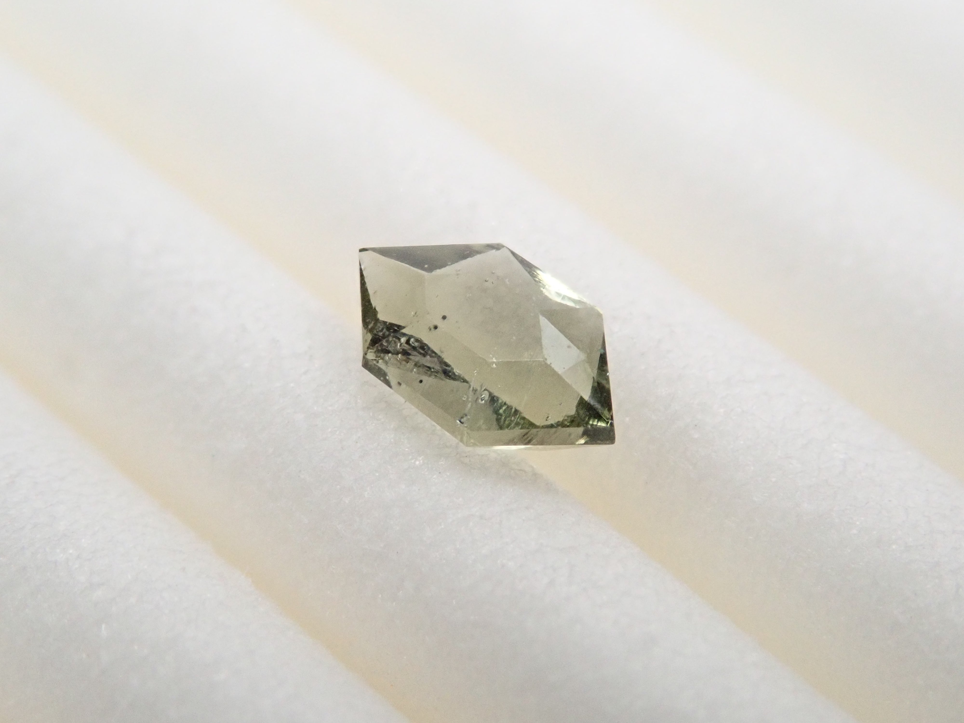 旧チェコスロバキア産モルダバイト 0.135ctルース