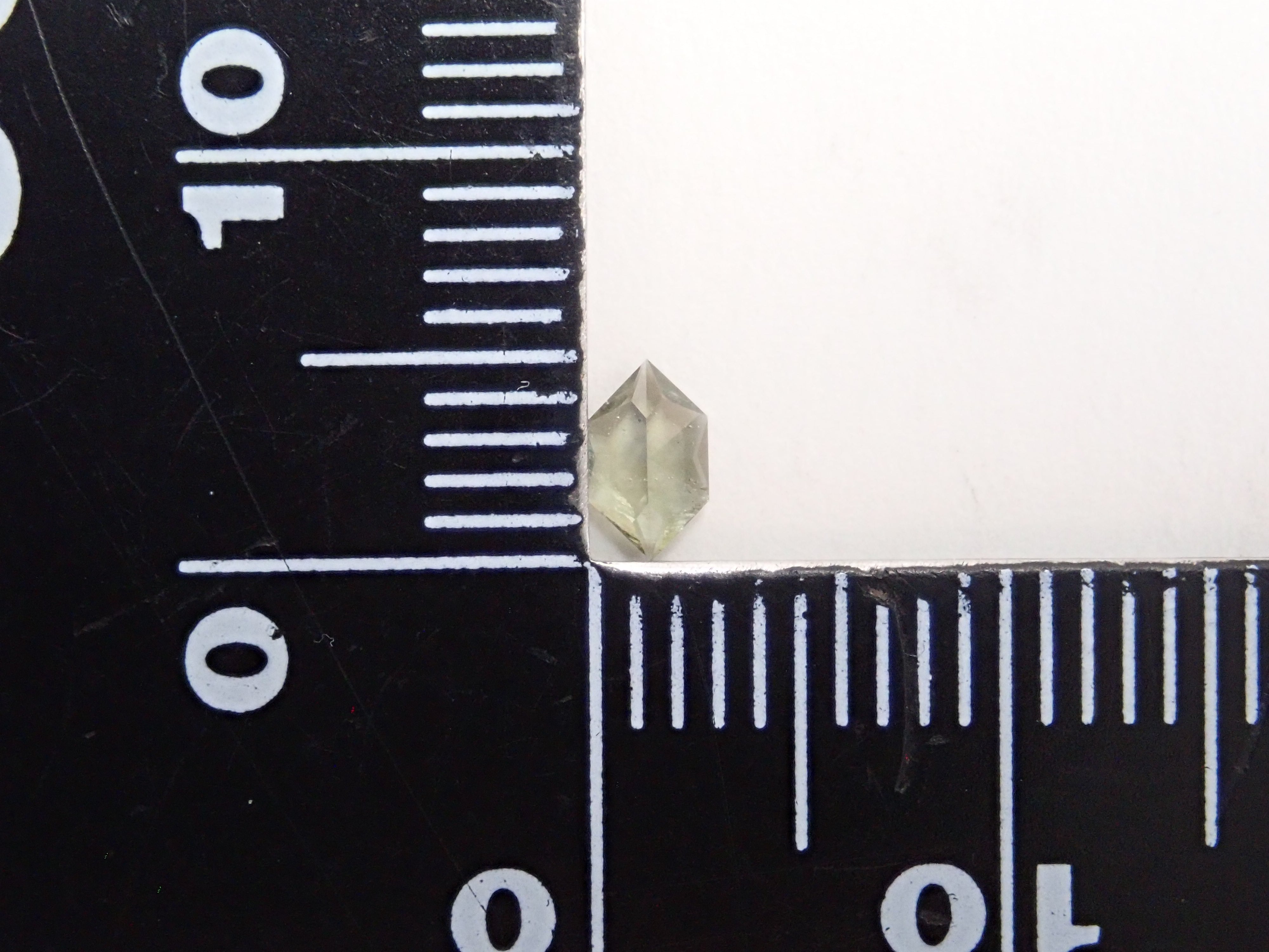 旧チェコスロバキア産モルダバイト 0.135ctルース