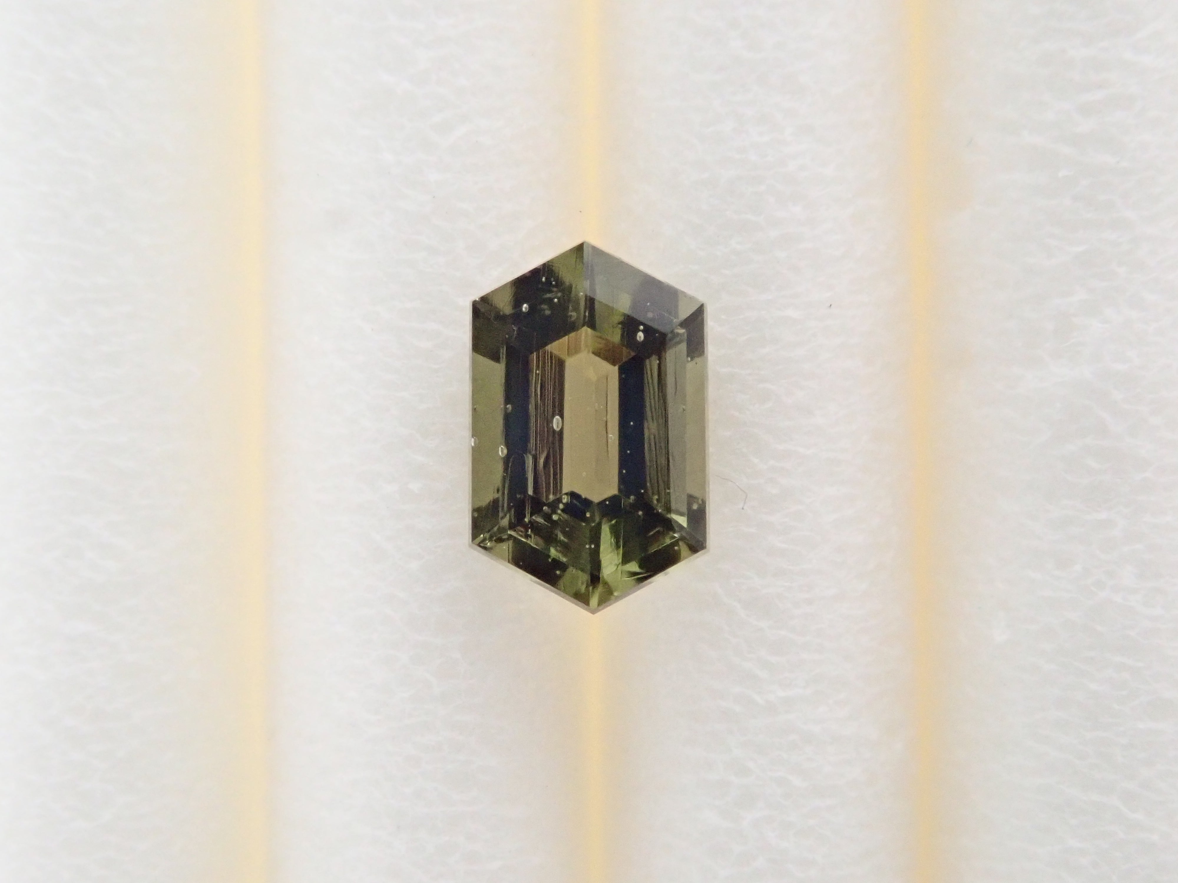 モルダバイト 0.141ctルースのネット通販。宝石ルース・天然石・レアストーンを販売。カラッツSTOREは国内最大級の宝石専門情報メディアKARATZ(カラッツ)の宝石専門通販サイトです。宝石鑑定士が運営しています。