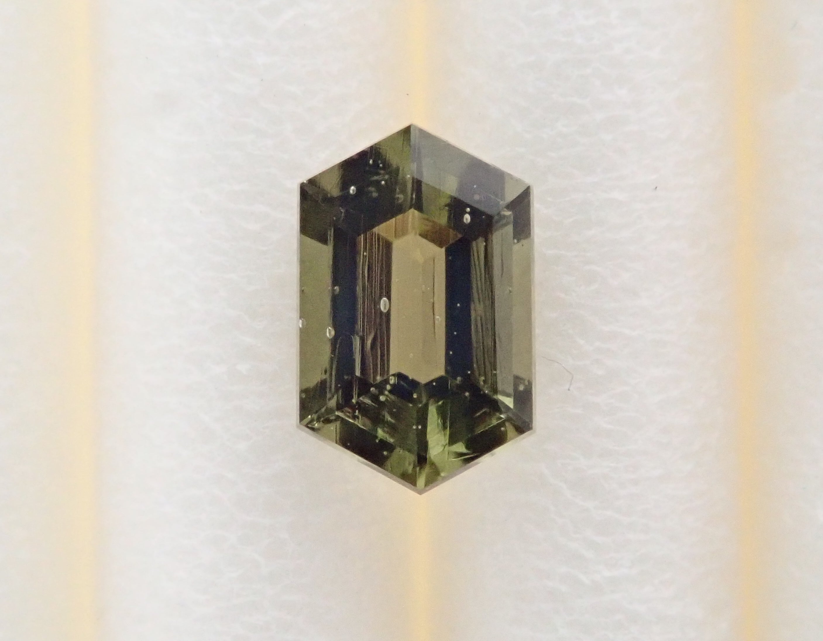 モルダバイト 0.141ctルースのネット通販。宝石ルース・天然石・レアストーンを販売。カラッツSTOREは国内最大級の宝石専門情報メディアKARATZ(カラッツ)の宝石専門通販サイトです。宝石鑑定士が運営しています。