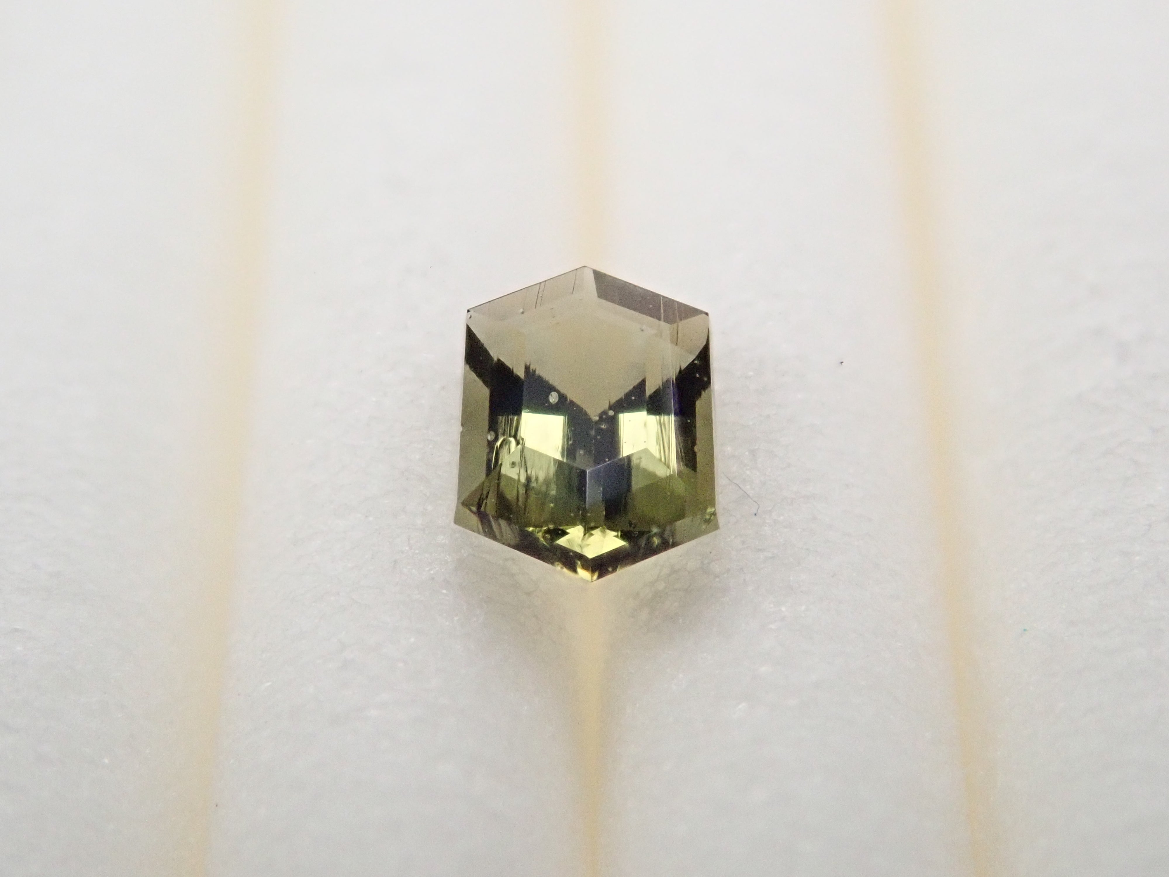 モルダバイト 0.141ctルースのネット通販。宝石ルース・天然石・レアストーンを販売。カラッツSTOREは国内最大級の宝石専門情報メディアKARATZ(カラッツ)の宝石専門通販サイトです。宝石鑑定士が運営しています。