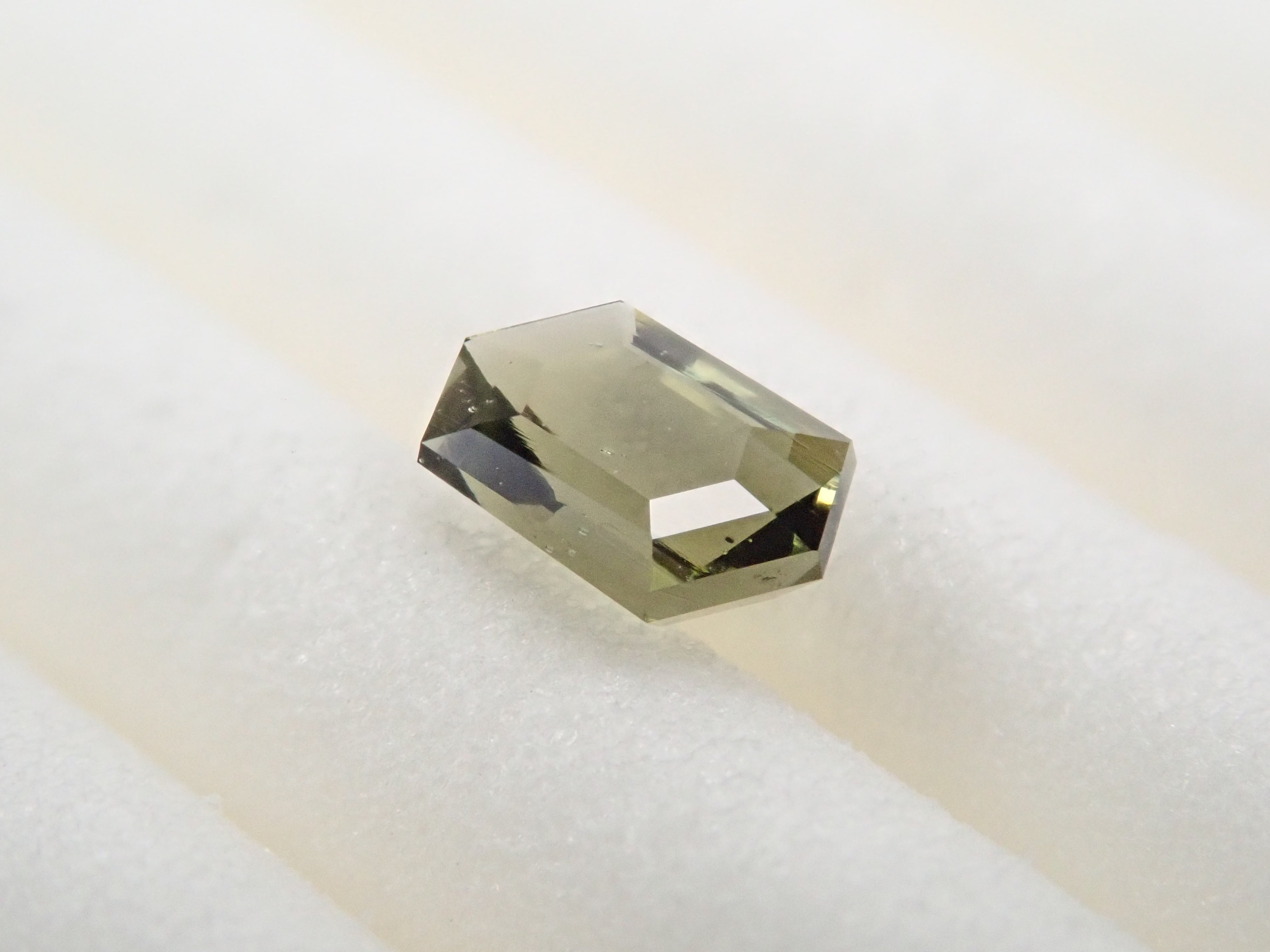 モルダバイト 0.141ctルースのネット通販。宝石ルース・天然石・レアストーンを販売。カラッツSTOREは国内最大級の宝石専門情報メディアKARATZ(カラッツ)の宝石専門通販サイトです。宝石鑑定士が運営しています。