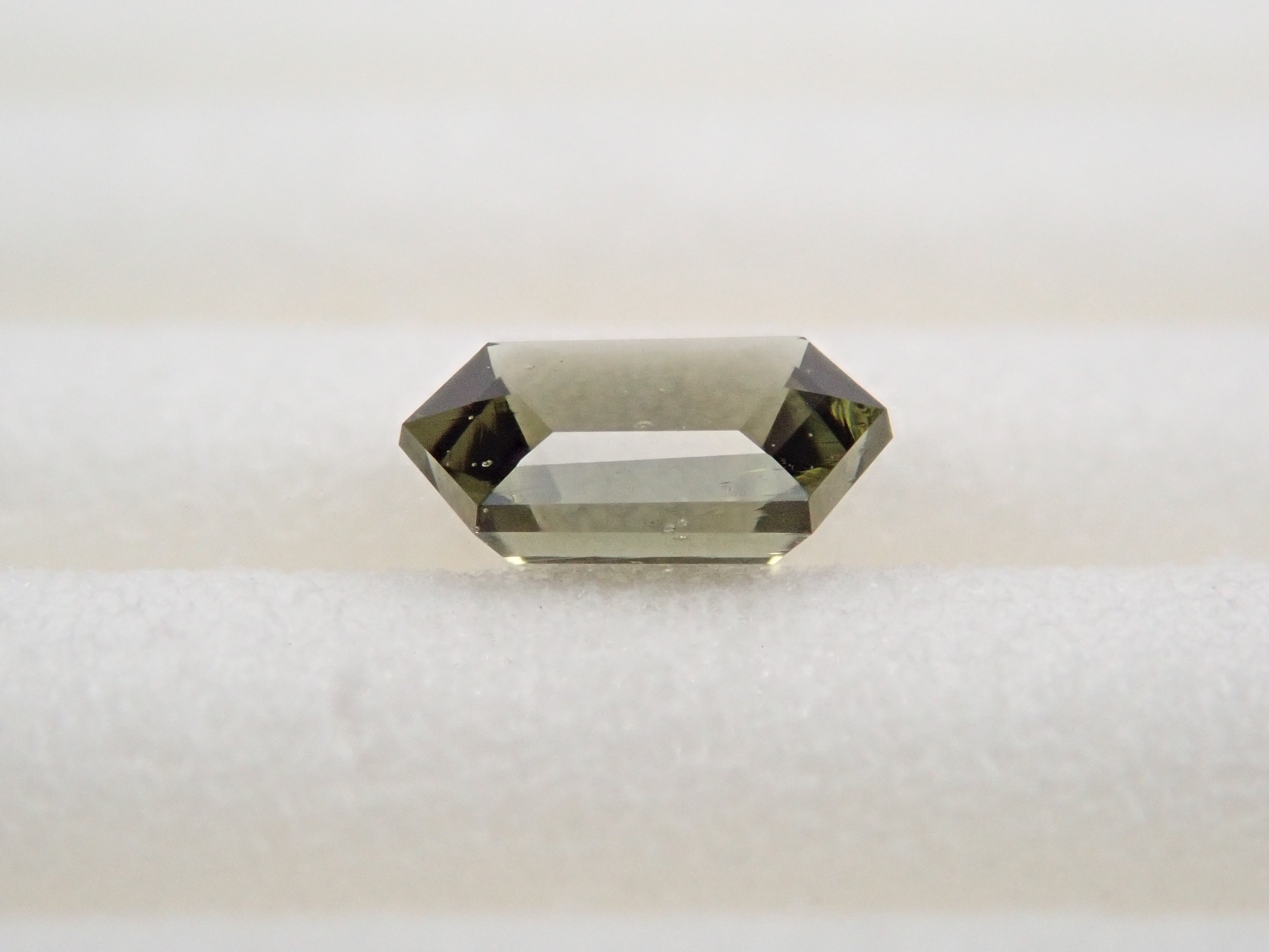 モルダバイト 0.141ctルースのネット通販。宝石ルース・天然石・レアストーンを販売。カラッツSTOREは国内最大級の宝石専門情報メディアKARATZ(カラッツ)の宝石専門通販サイトです。宝石鑑定士が運営しています。