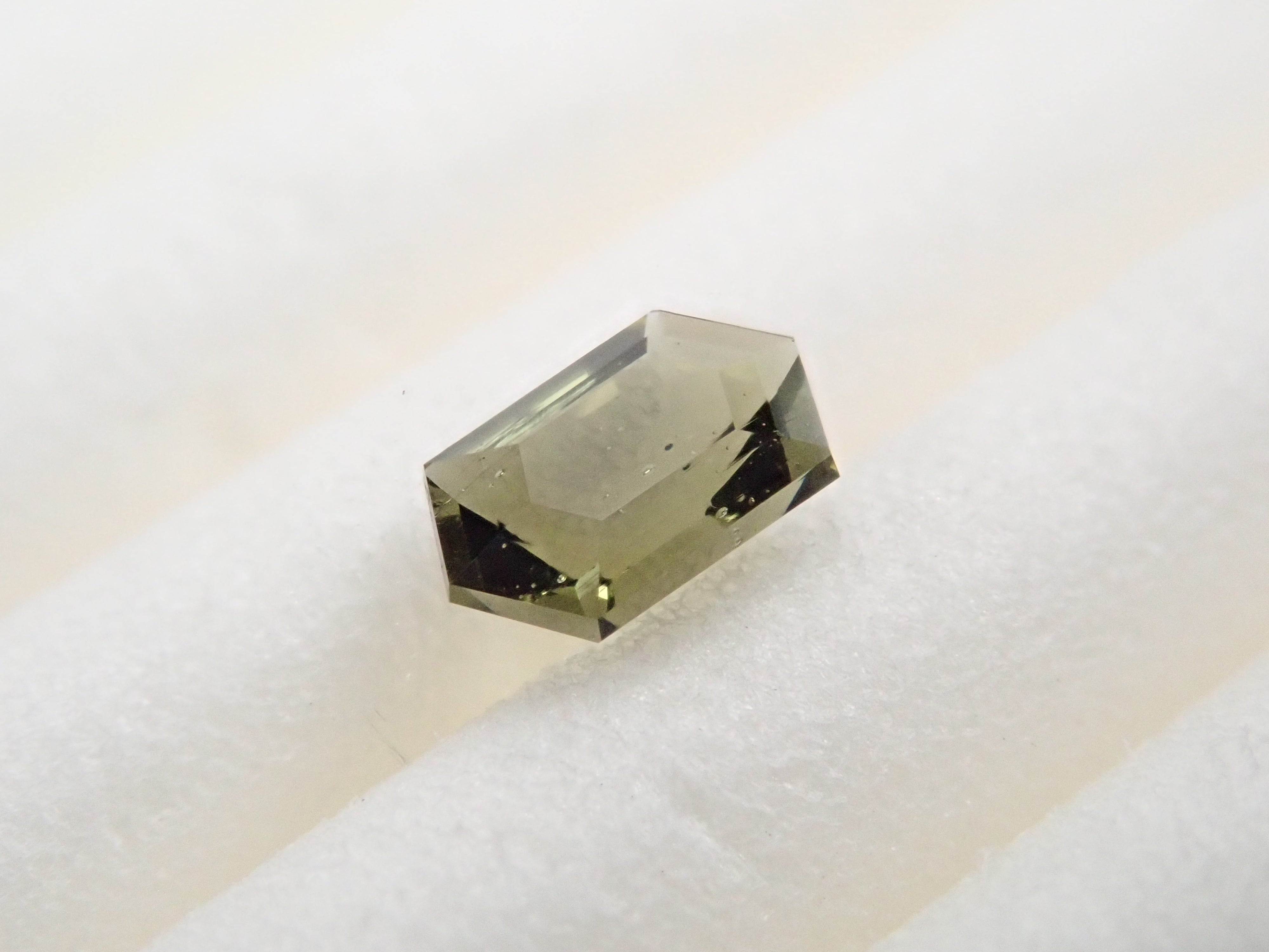 モルダバイト 0.141ctルースのネット通販。宝石ルース・天然石・レアストーンを販売。カラッツSTOREは国内最大級の宝石専門情報メディアKARATZ(カラッツ)の宝石専門通販サイトです。宝石鑑定士が運営しています。