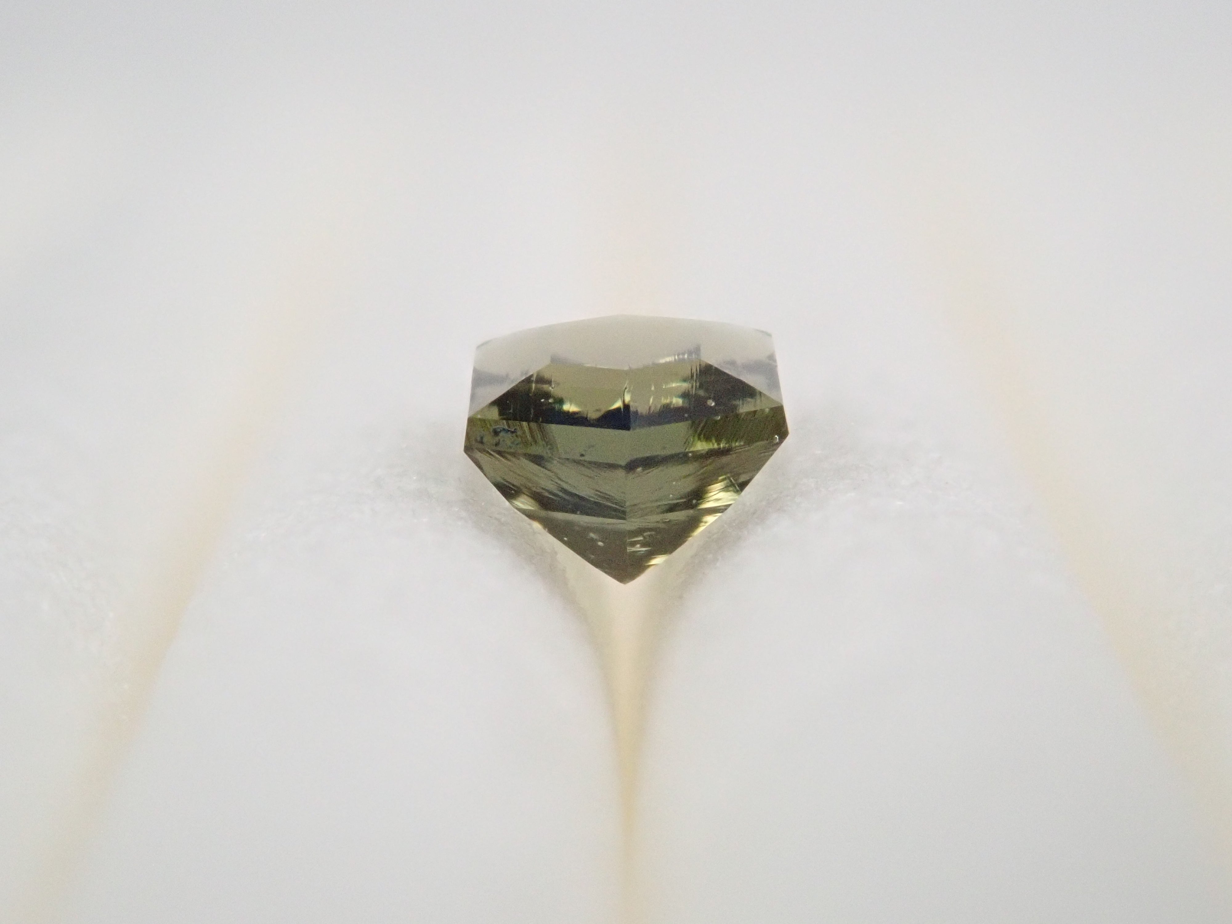 モルダバイト 0.141ctルースのネット通販。宝石ルース・天然石・レアストーンを販売。カラッツSTOREは国内最大級の宝石専門情報メディアKARATZ(カラッツ)の宝石専門通販サイトです。宝石鑑定士が運営しています。