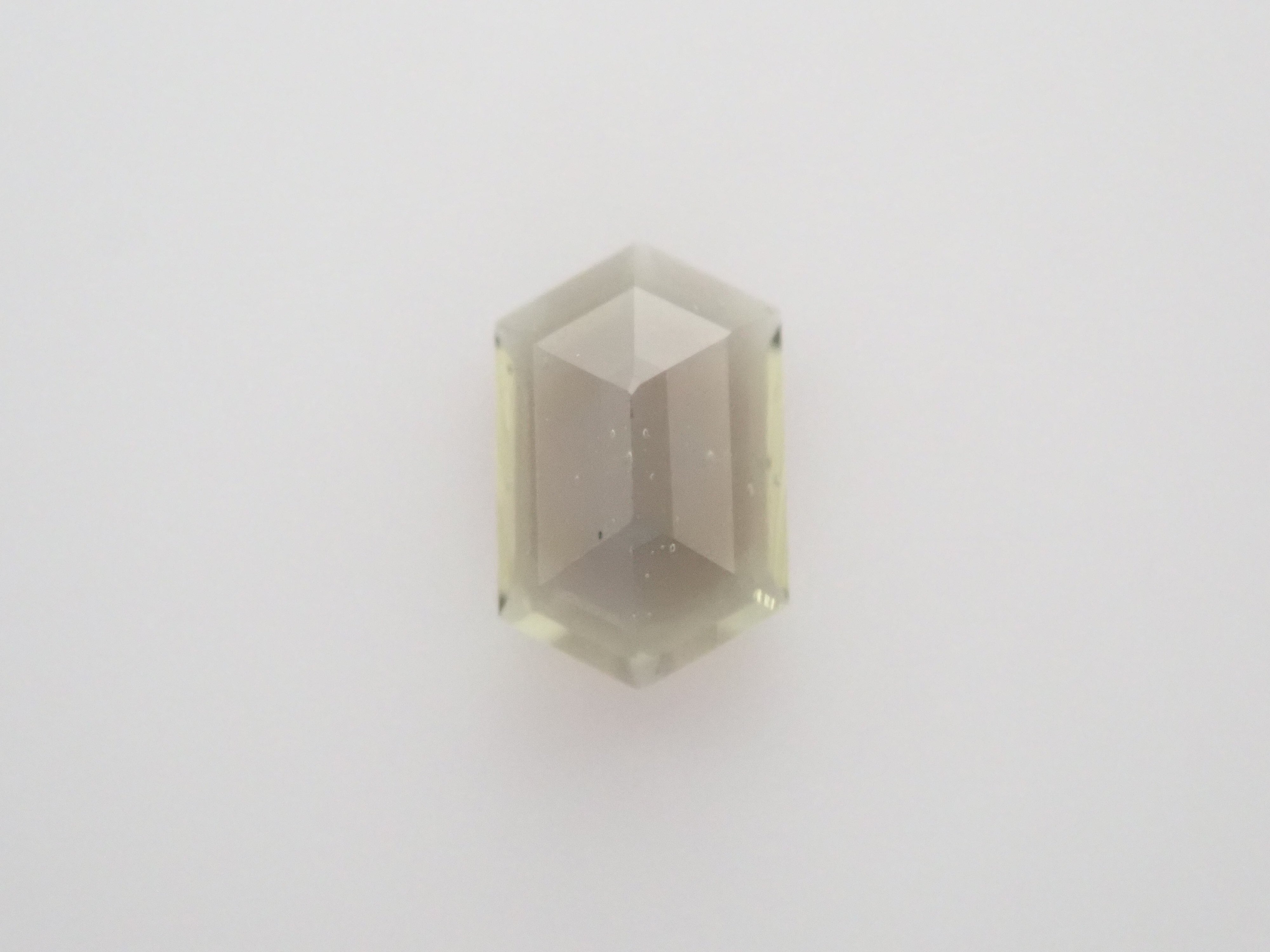 モルダバイト 0.141ctルースのネット通販。宝石ルース・天然石・レアストーンを販売。カラッツSTOREは国内最大級の宝石専門情報メディアKARATZ(カラッツ)の宝石専門通販サイトです。宝石鑑定士が運営しています。