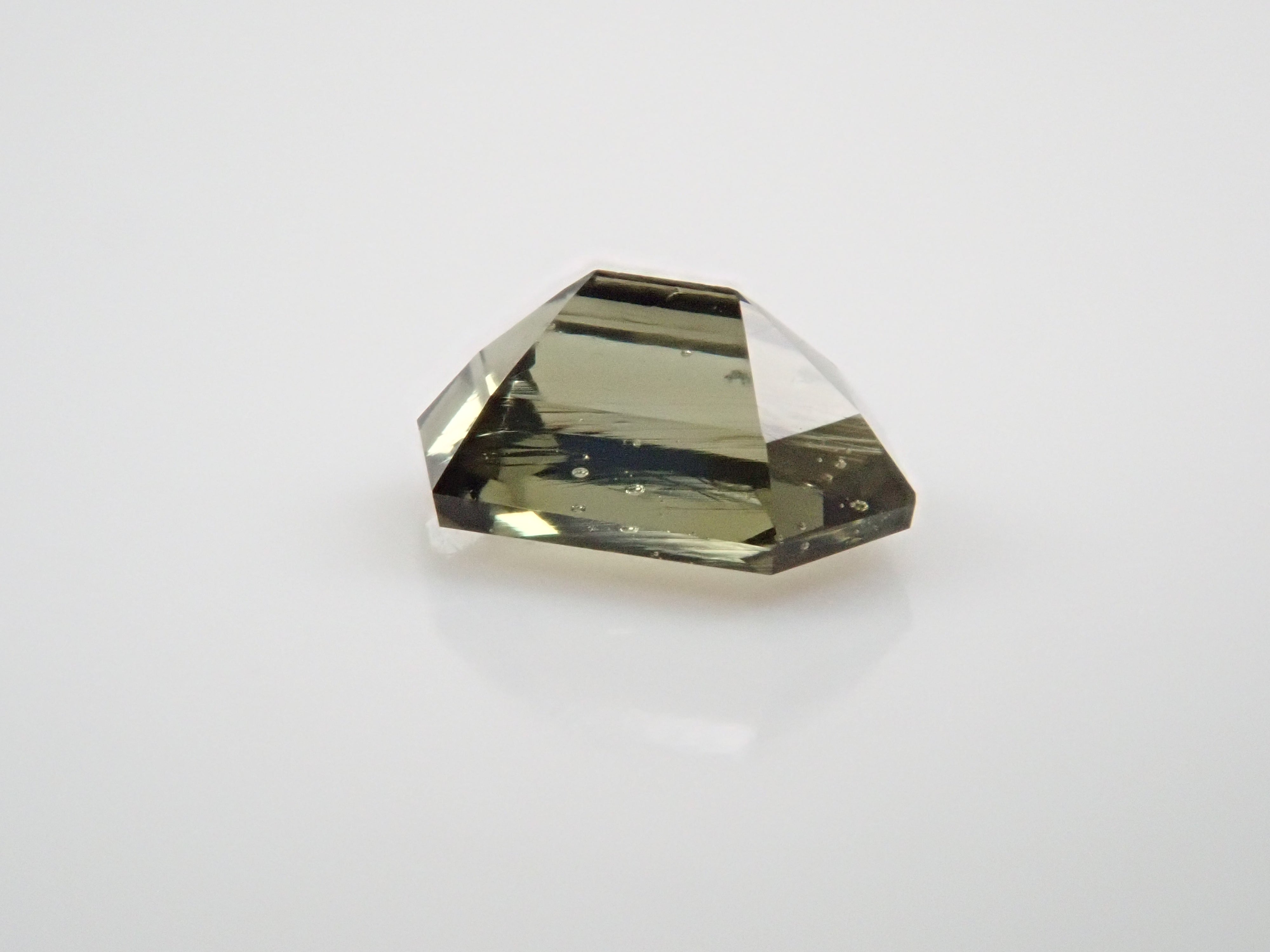 モルダバイト 0.141ctルースのネット通販。宝石ルース・天然石・レアストーンを販売。カラッツSTOREは国内最大級の宝石専門情報メディアKARATZ(カラッツ)の宝石専門通販サイトです。宝石鑑定士が運営しています。