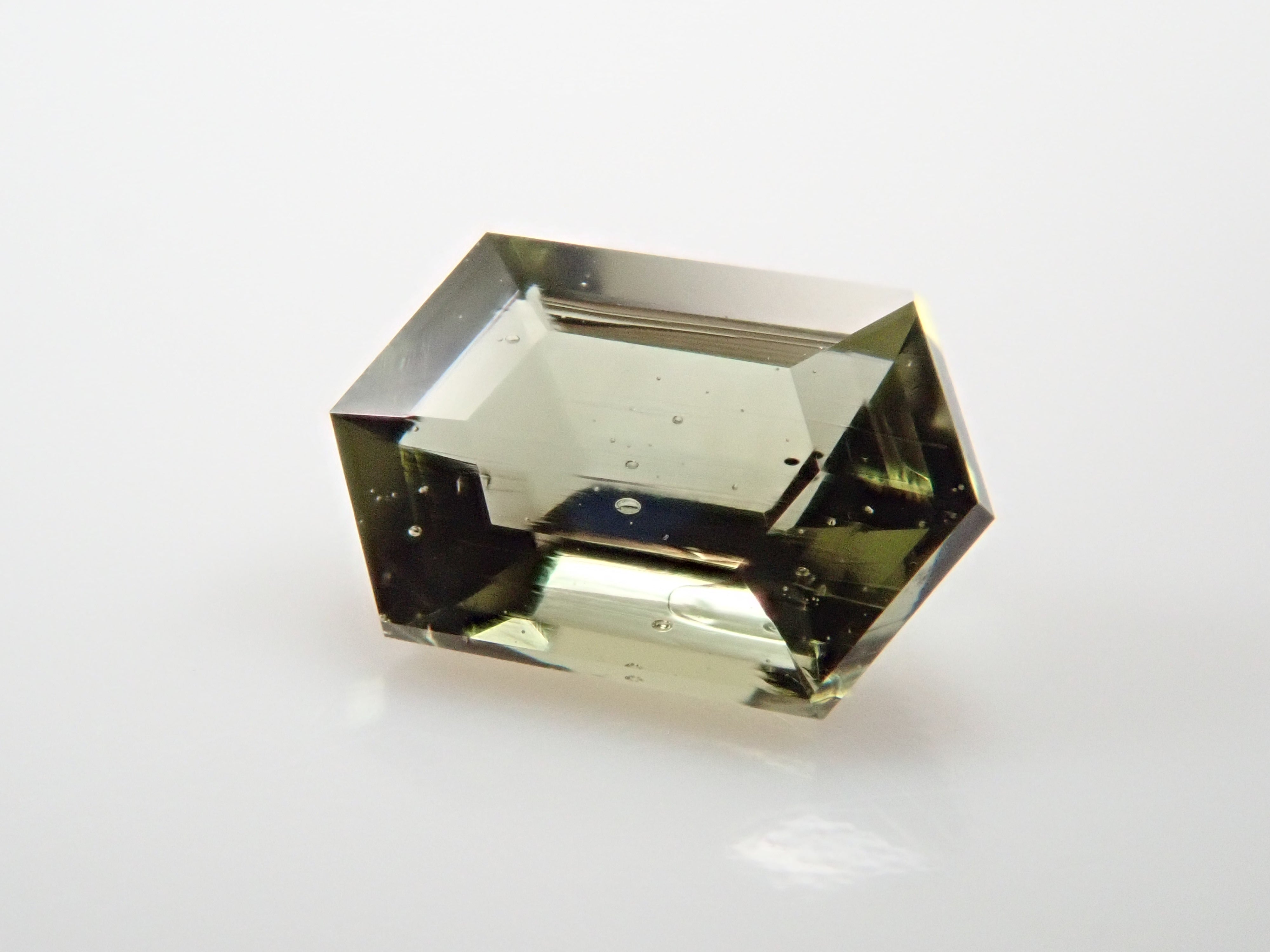 モルダバイト 0.141ctルースのネット通販。宝石ルース・天然石・レアストーンを販売。カラッツSTOREは国内最大級の宝石専門情報メディアKARATZ(カラッツ)の宝石専門通販サイトです。宝石鑑定士が運営しています。