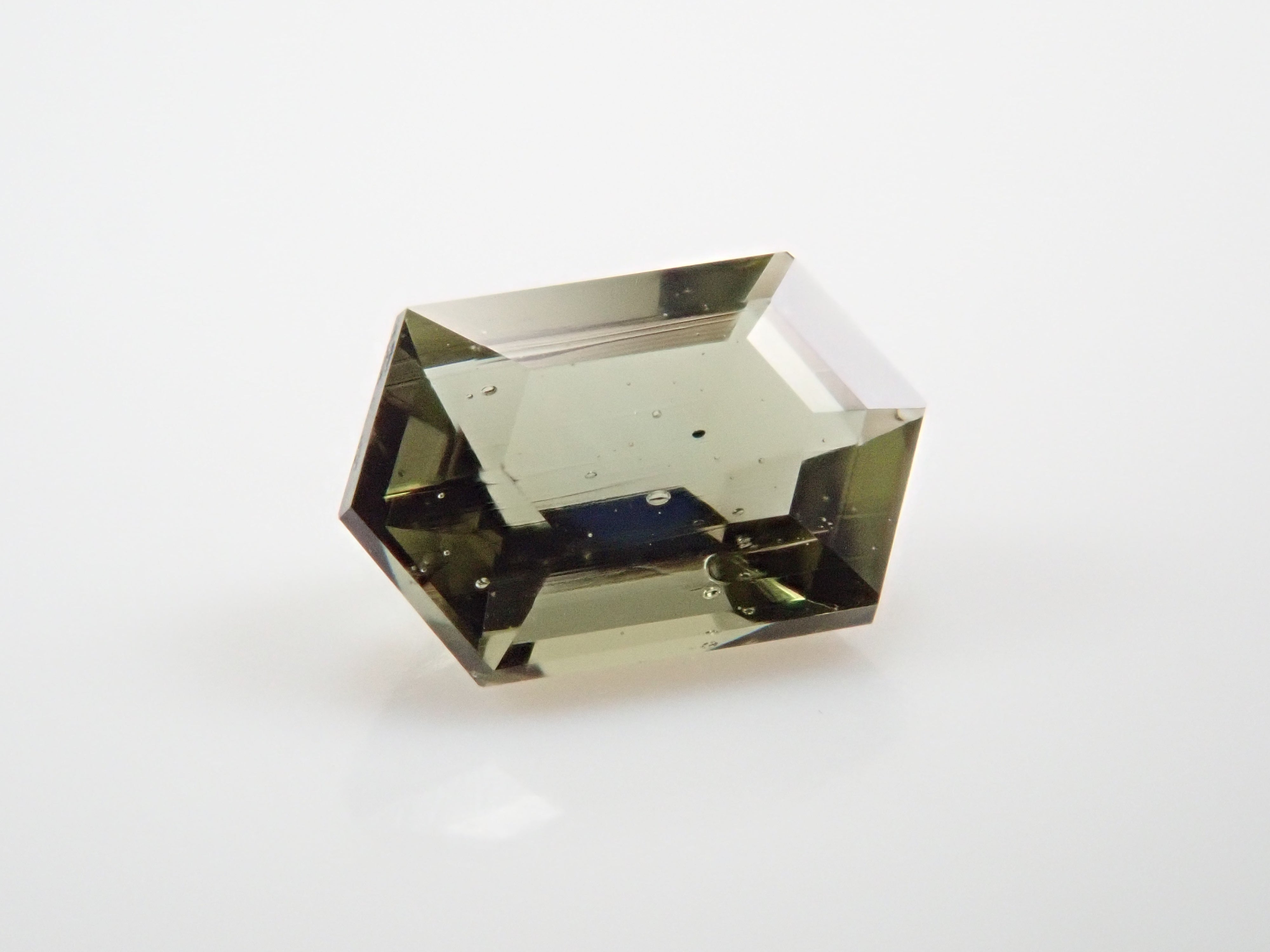 モルダバイト 0.141ctルースのネット通販。宝石ルース・天然石・レアストーンを販売。カラッツSTOREは国内最大級の宝石専門情報メディアKARATZ(カラッツ)の宝石専門通販サイトです。宝石鑑定士が運営しています。