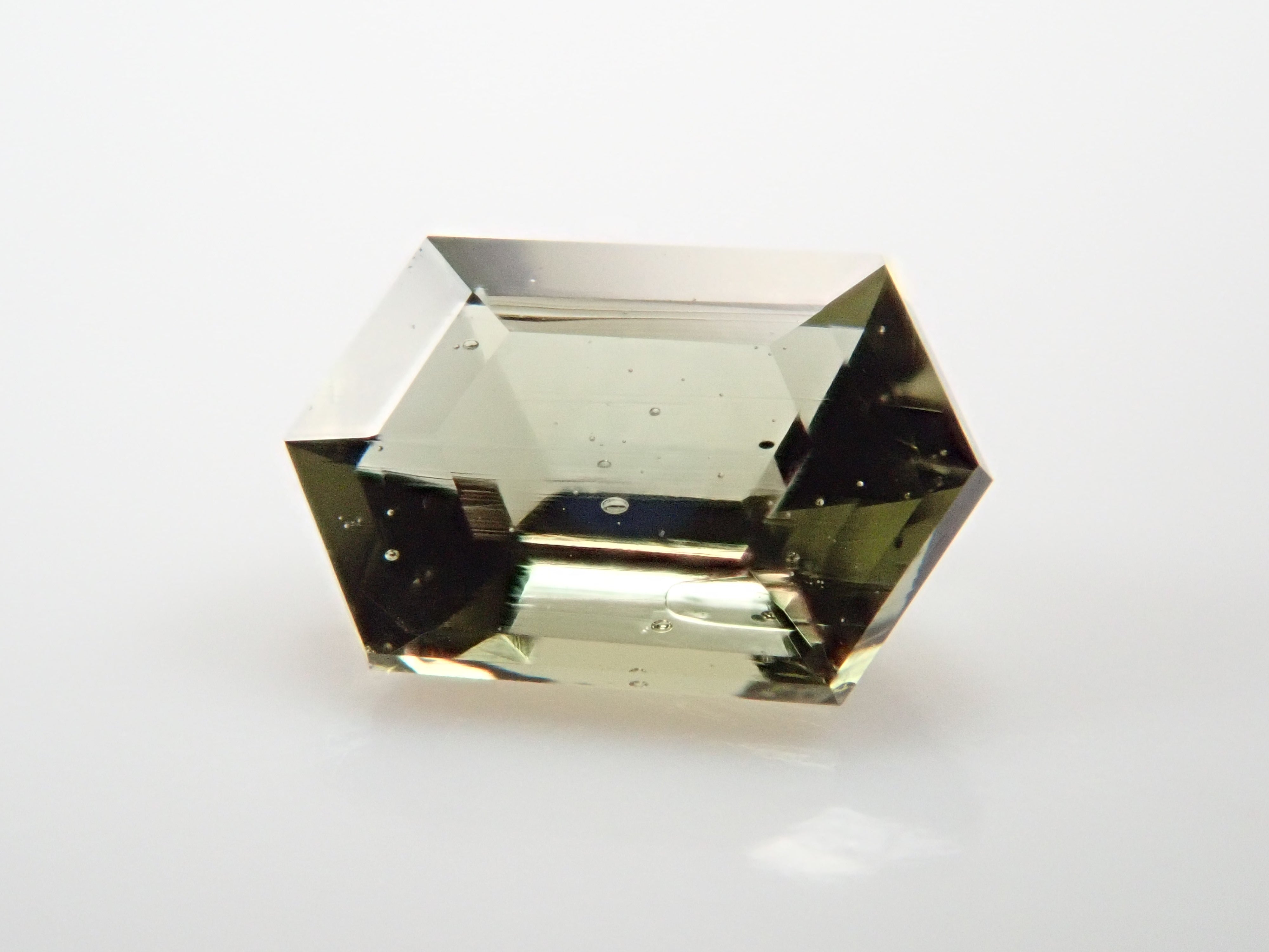 モルダバイト 0.141ctルースのネット通販。宝石ルース・天然石・レアストーンを販売。カラッツSTOREは国内最大級の宝石専門情報メディアKARATZ(カラッツ)の宝石専門通販サイトです。宝石鑑定士が運営しています。