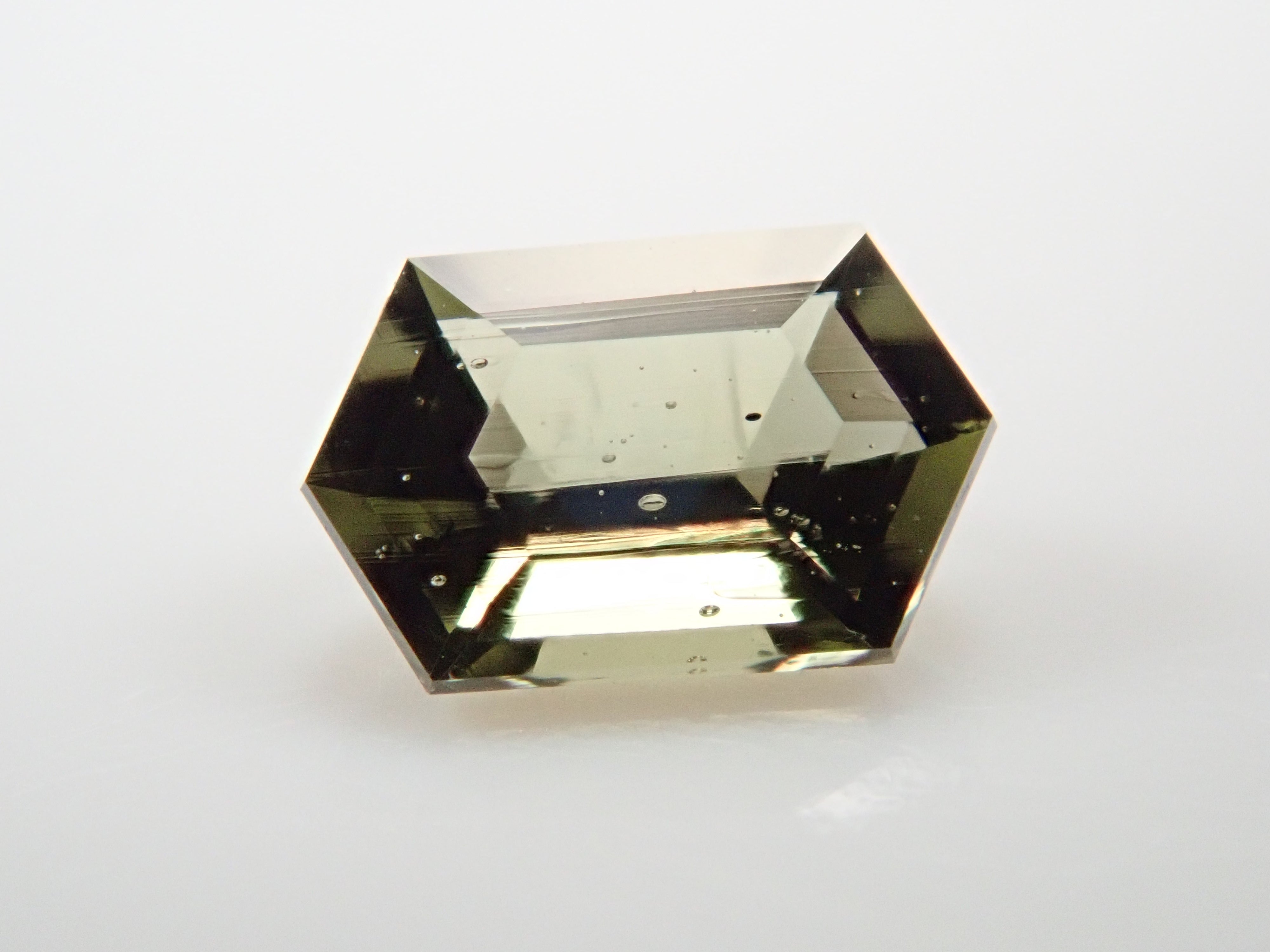 モルダバイト 0.141ctルースのネット通販。宝石ルース・天然石・レアストーンを販売。カラッツSTOREは国内最大級の宝石専門情報メディアKARATZ(カラッツ)の宝石専門通販サイトです。宝石鑑定士が運営しています。