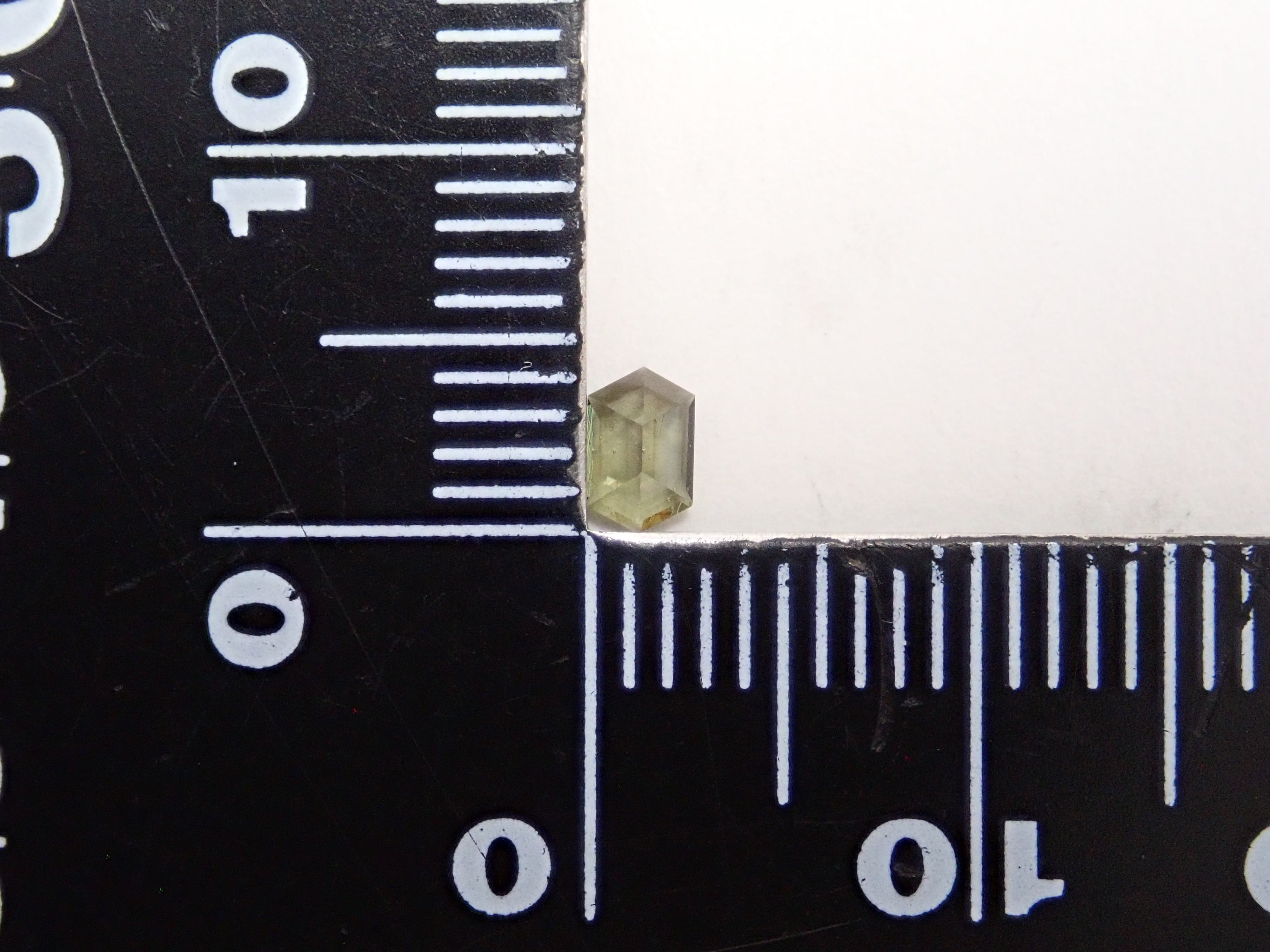 モルダバイト 0.141ctルースのネット通販。宝石ルース・天然石・レアストーンを販売。カラッツSTOREは国内最大級の宝石専門情報メディアKARATZ(カラッツ)の宝石専門通販サイトです。宝石鑑定士が運営しています。