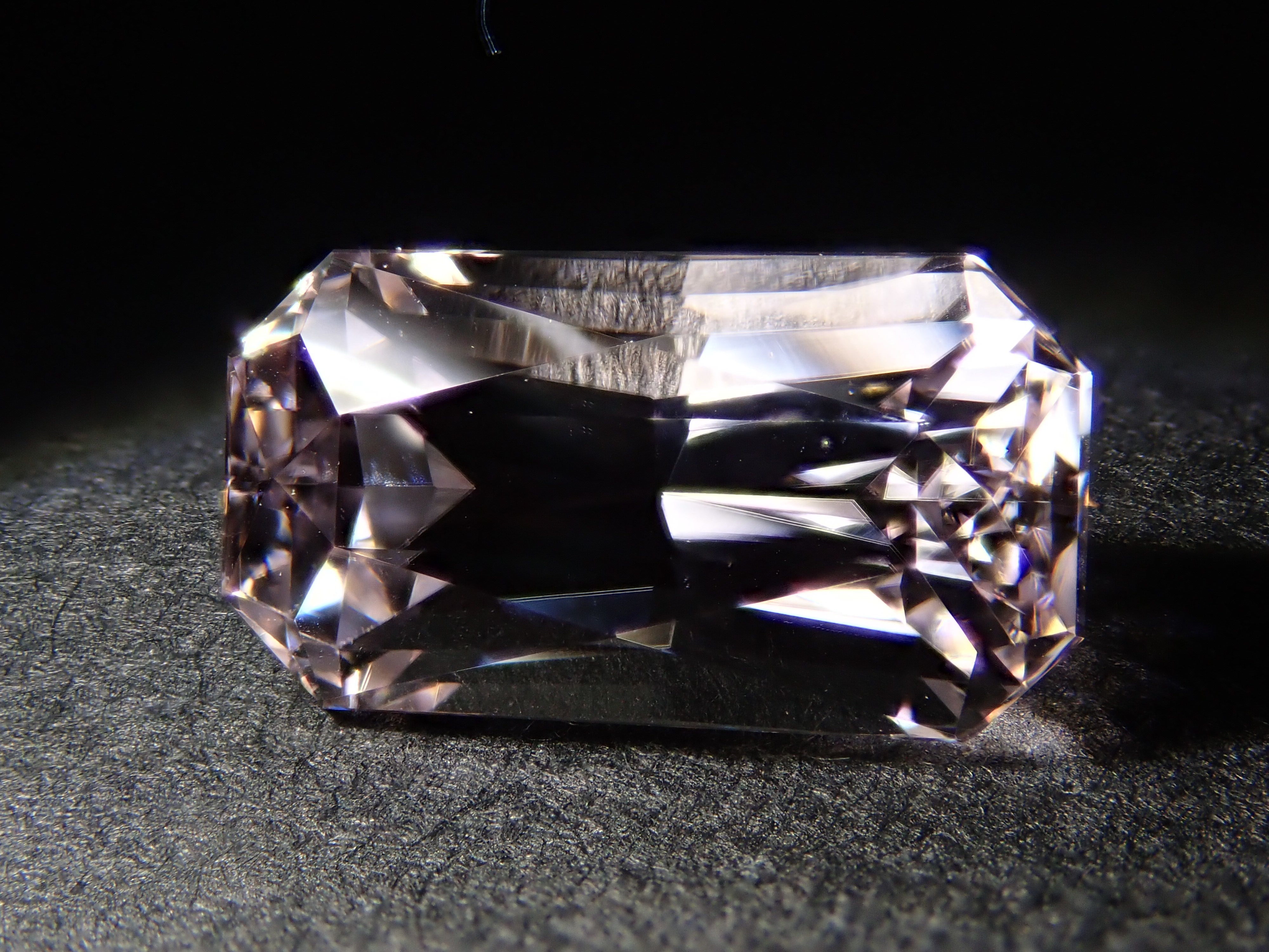 アフガニスタン産クンツァイト 2.938ctルース