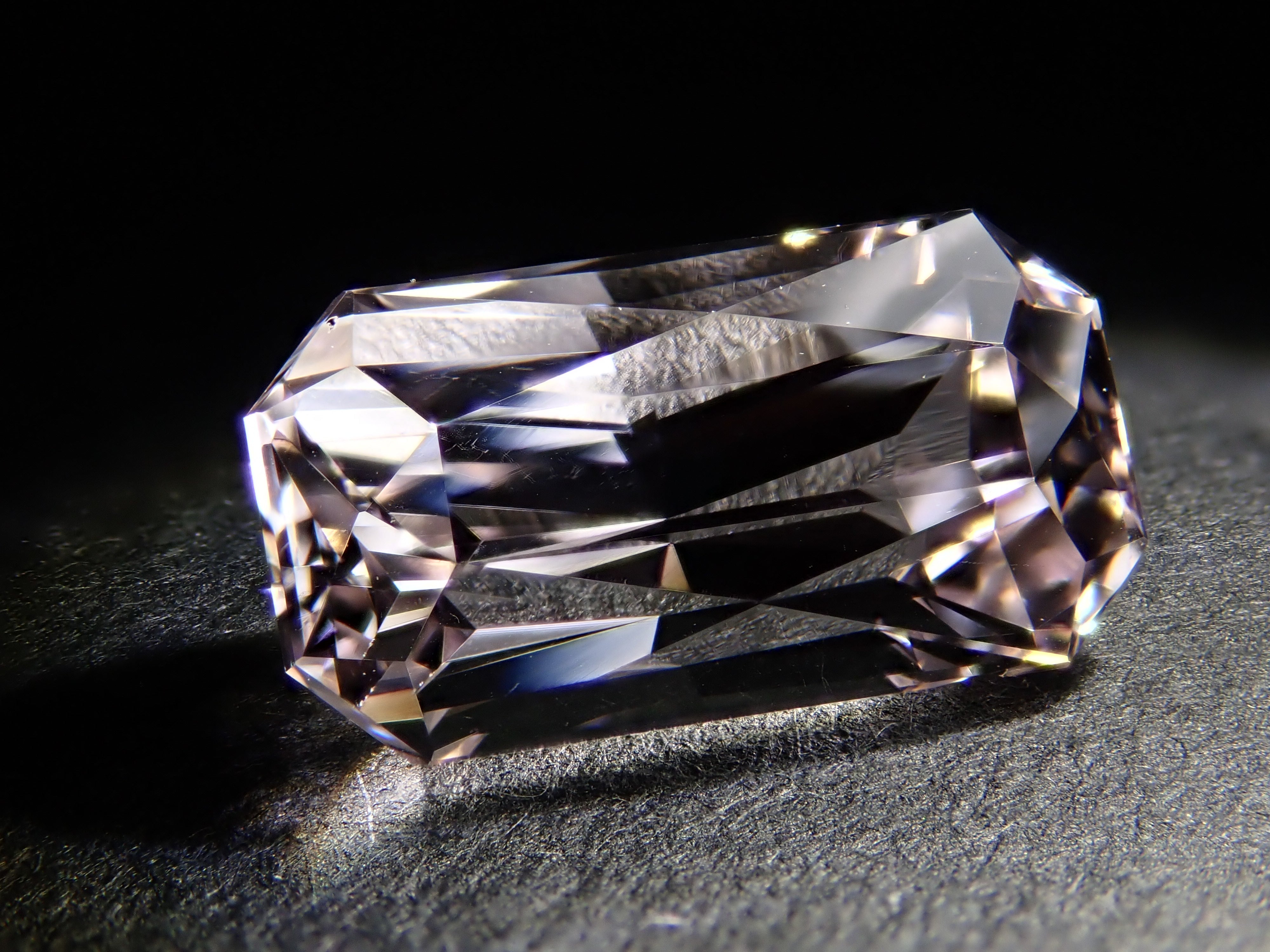 アフガニスタン産クンツァイト 2.938ctルース