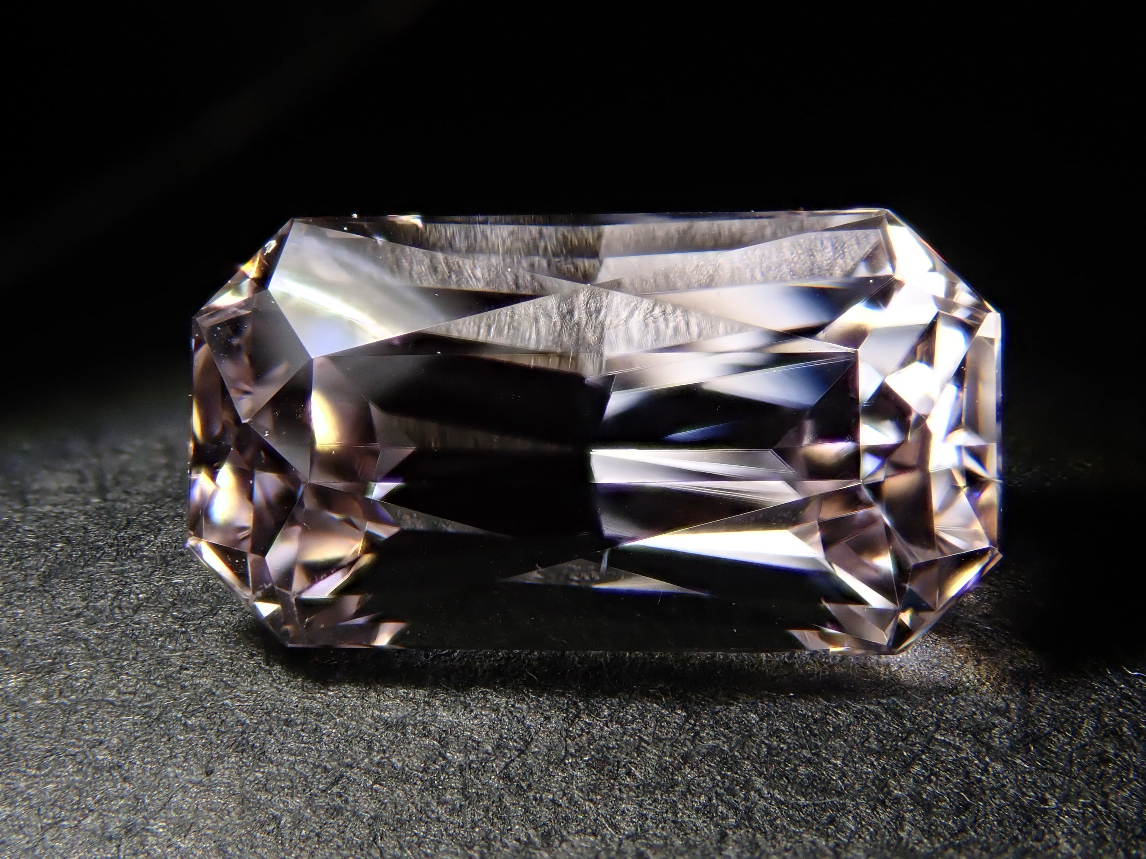 アフガニスタン産クンツァイト 2.938ctルース