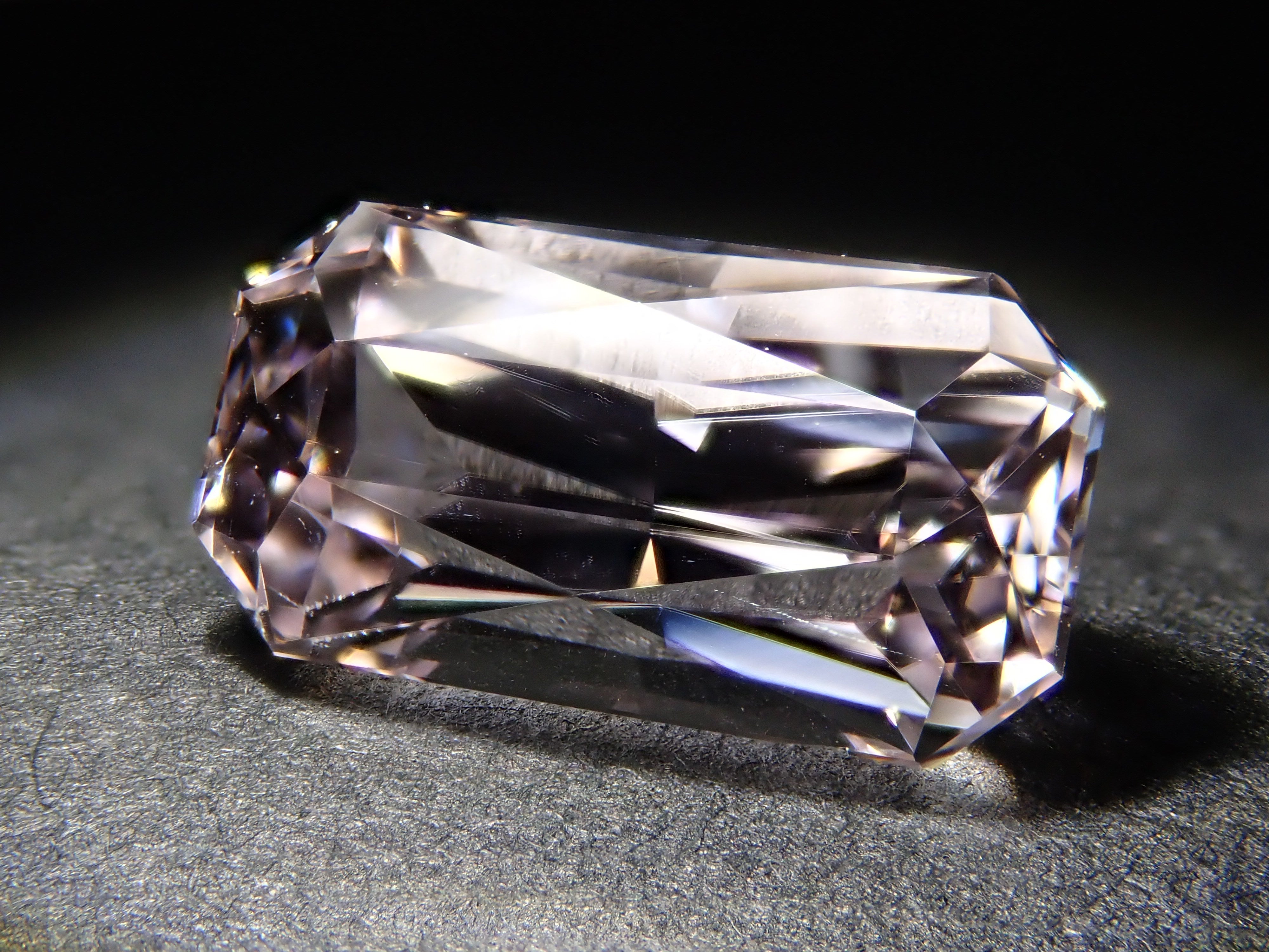 アフガニスタン産クンツァイト 2.938ctルース