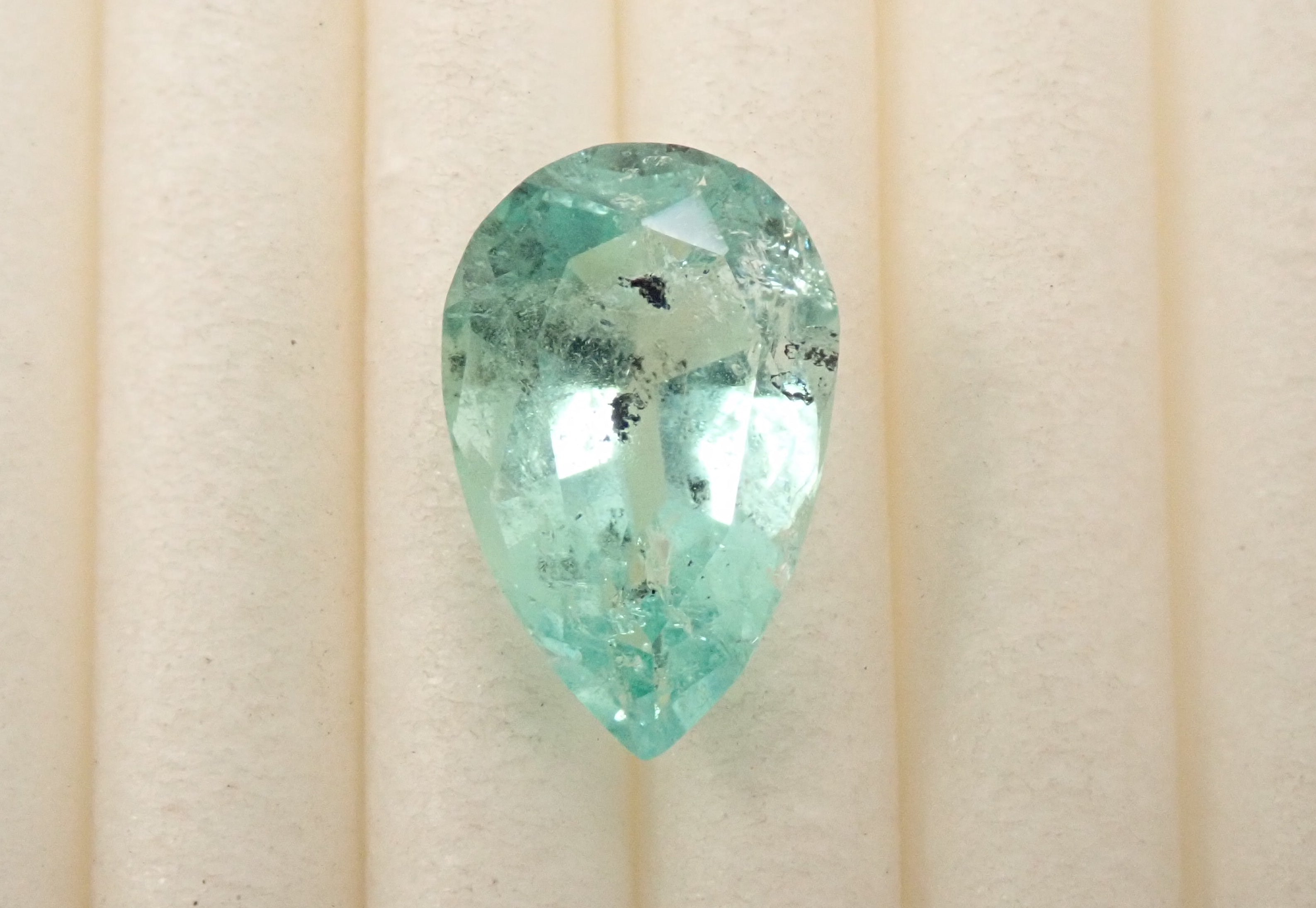 【4/19 22時販売】コロンビア産雲母インエメラルド 1.314ctルース