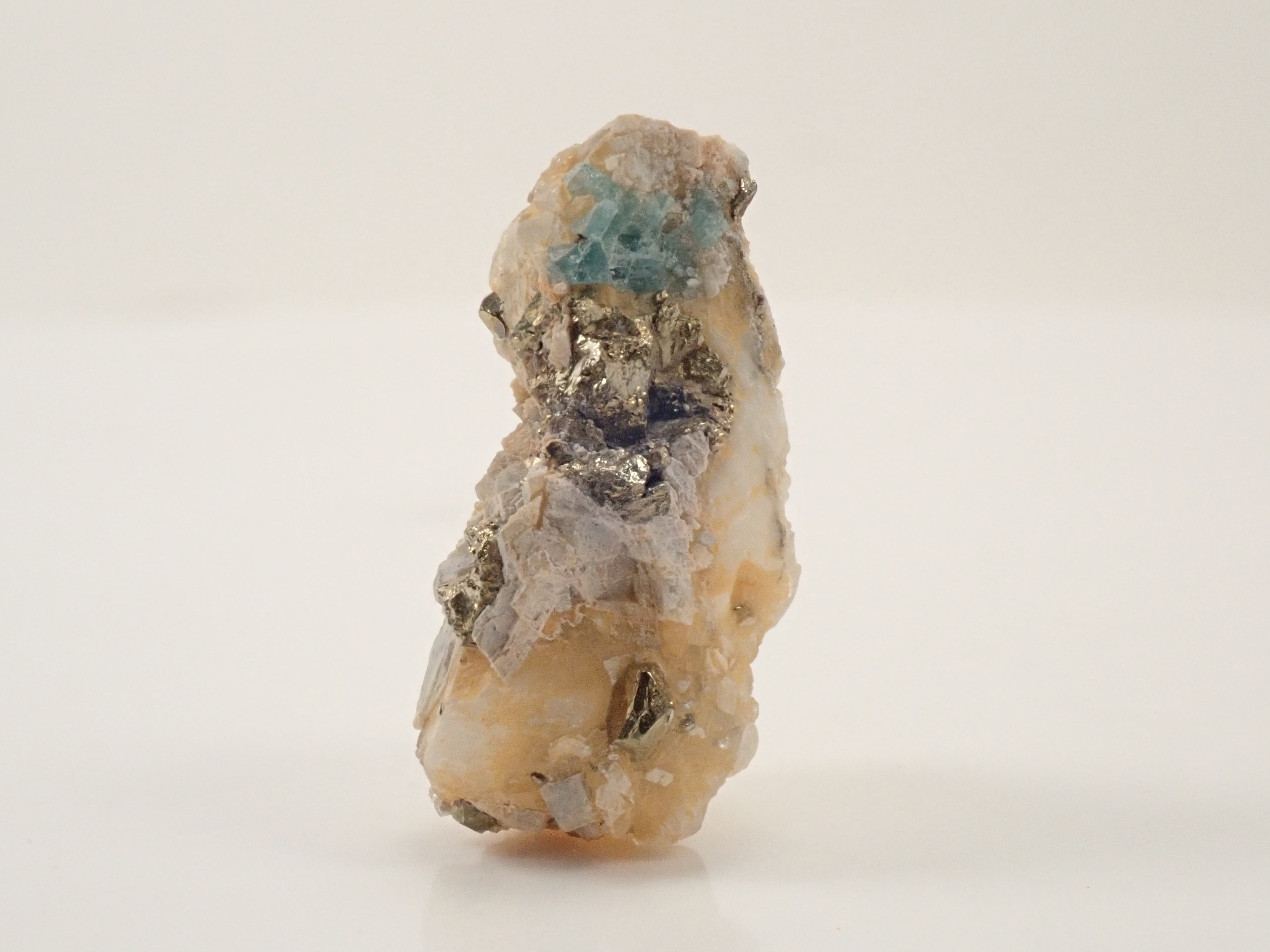 【12562828掲載】コロンビア産パイライト付ユークレース 37.340ct原石