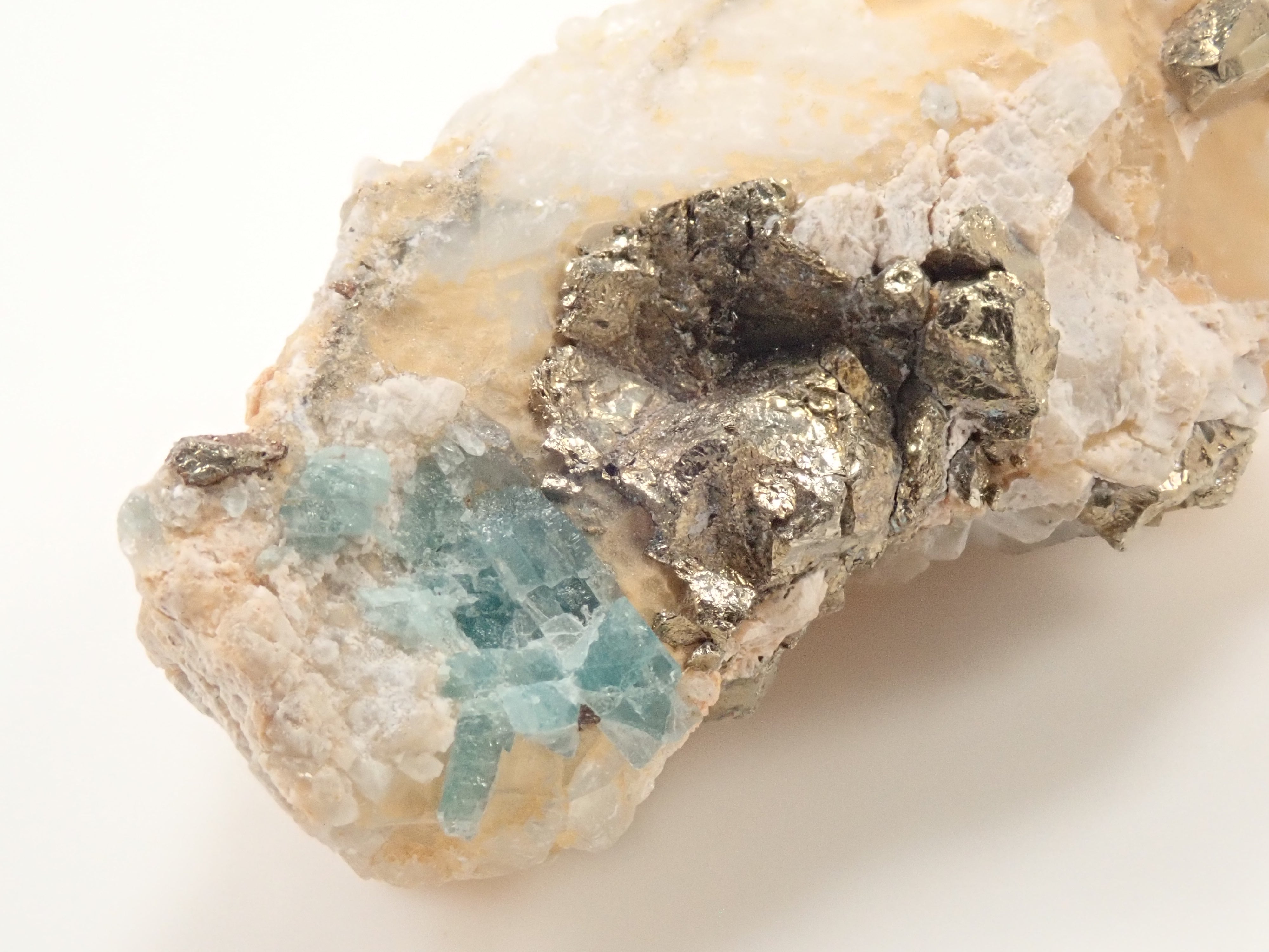 【12562828掲載】コロンビア産パイライト付ユークレース 37.340ct原石