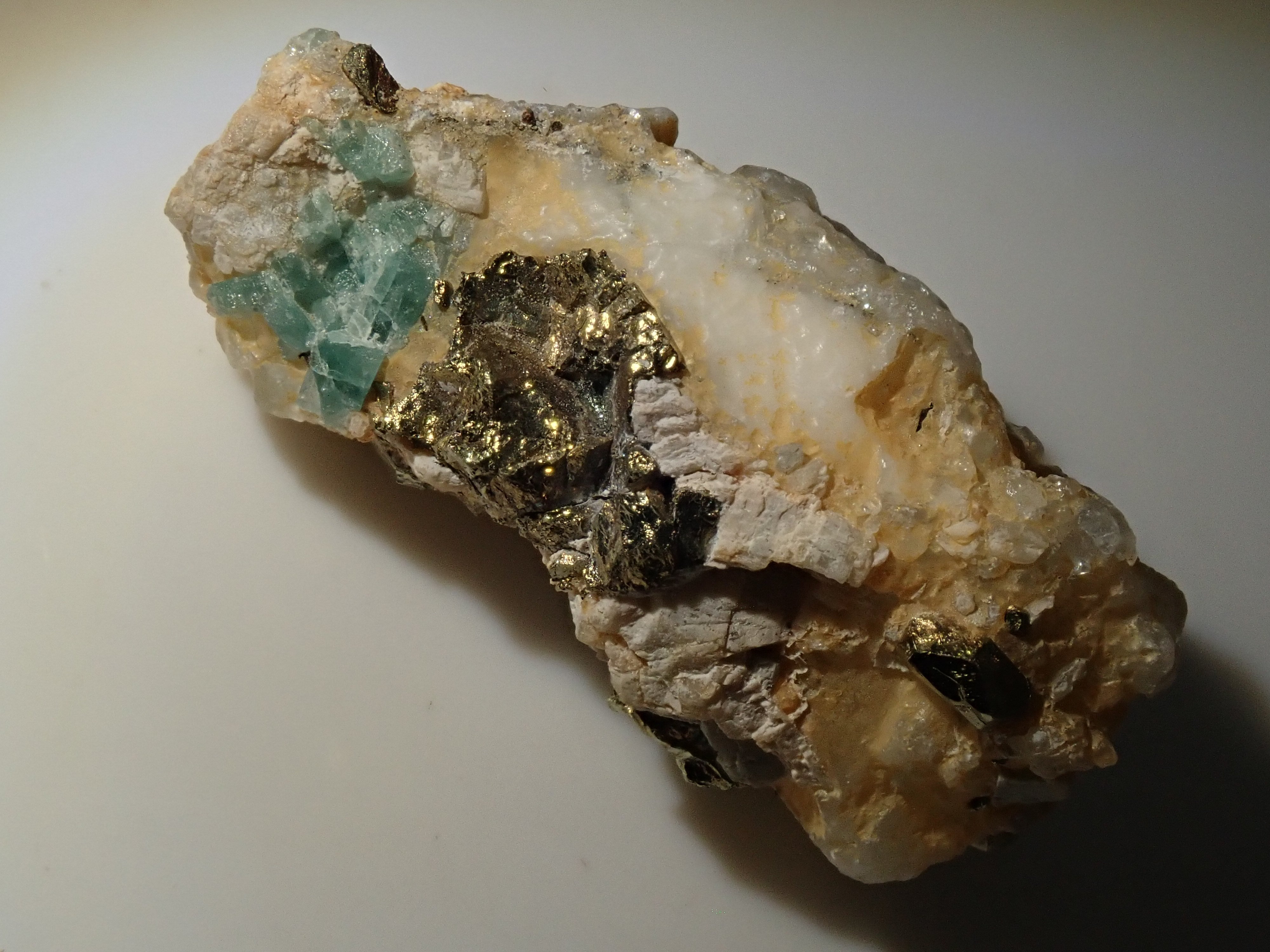 【12562828掲載】コロンビア産パイライト付ユークレース 37.340ct原石