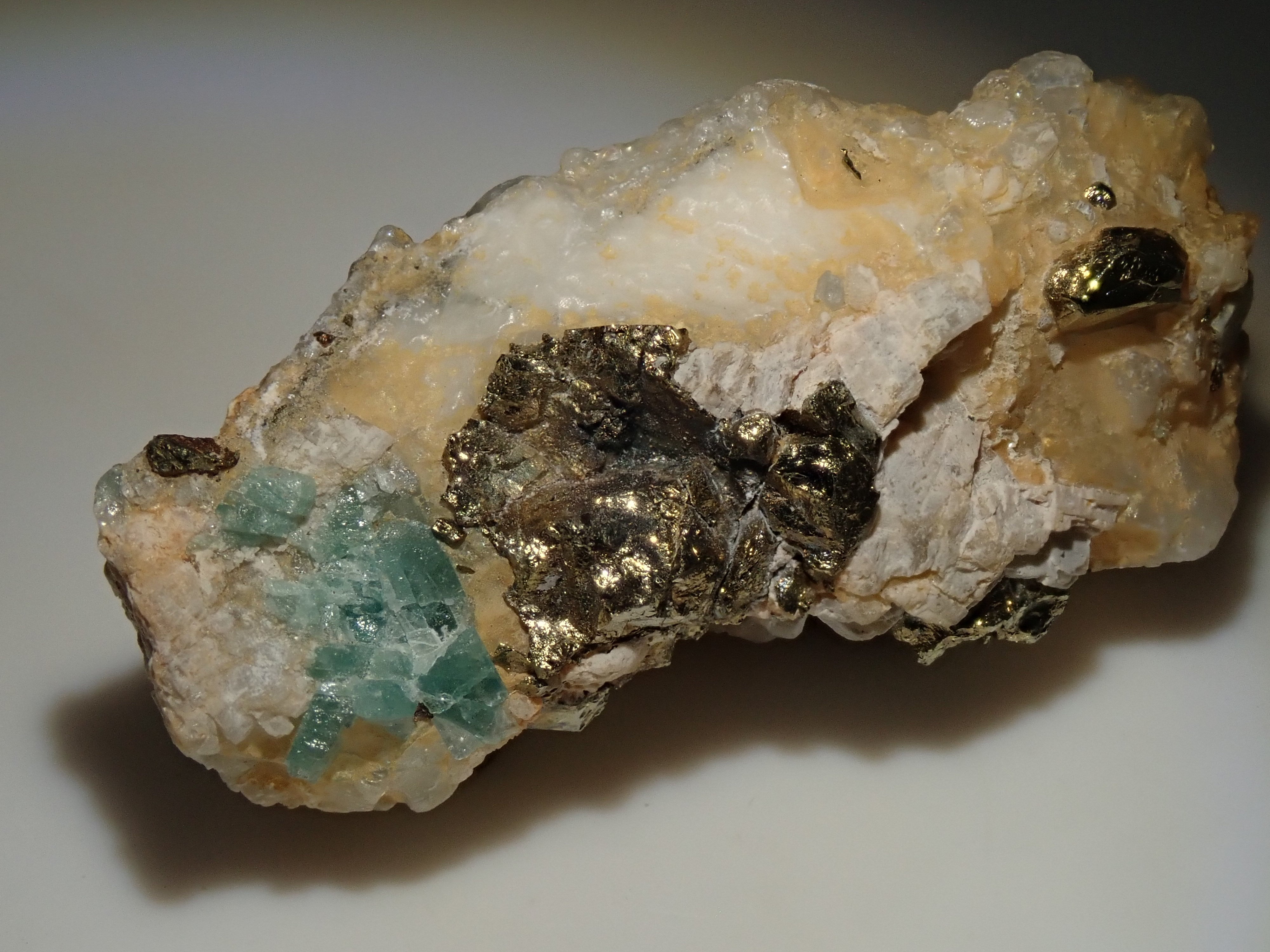 【12562828掲載】コロンビア産パイライト付ユークレース 37.340ct原石