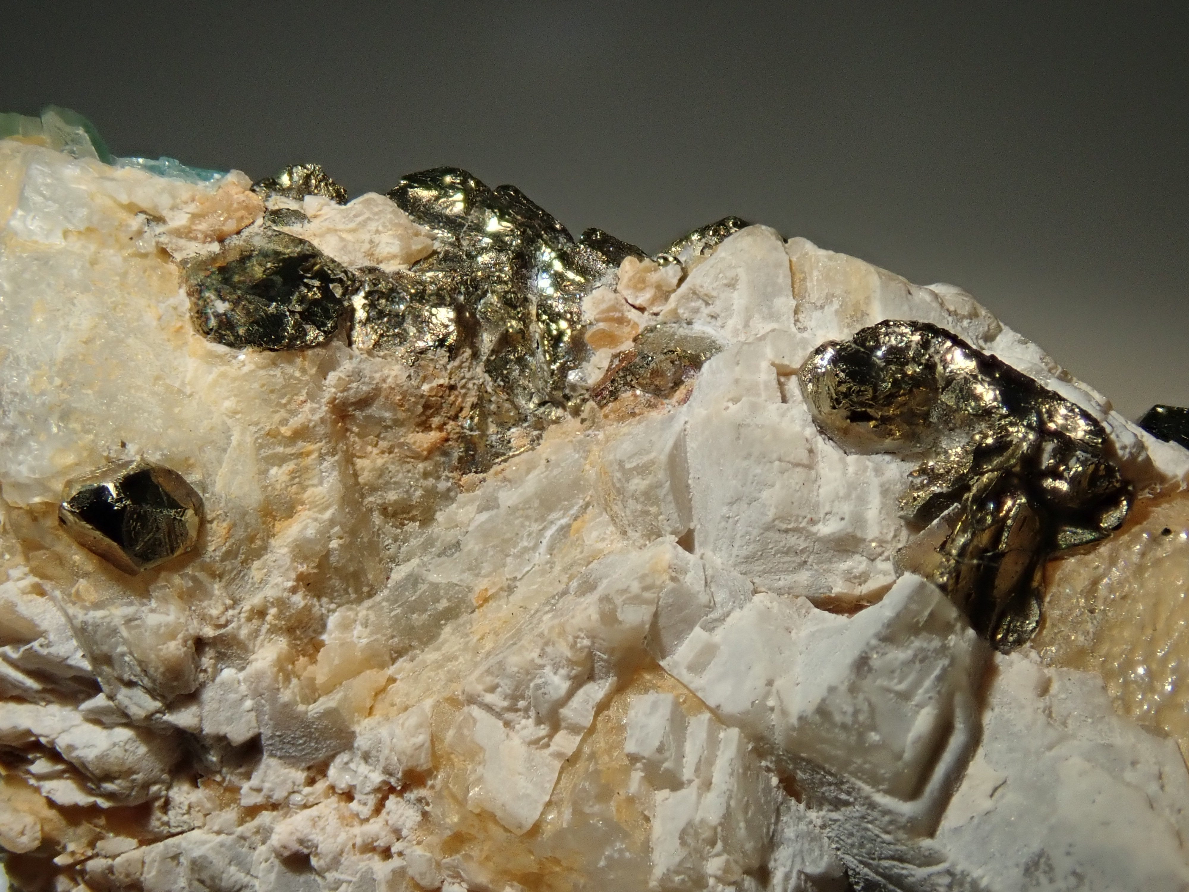 【12562828掲載】コロンビア産パイライト付ユークレース 37.340ct原石