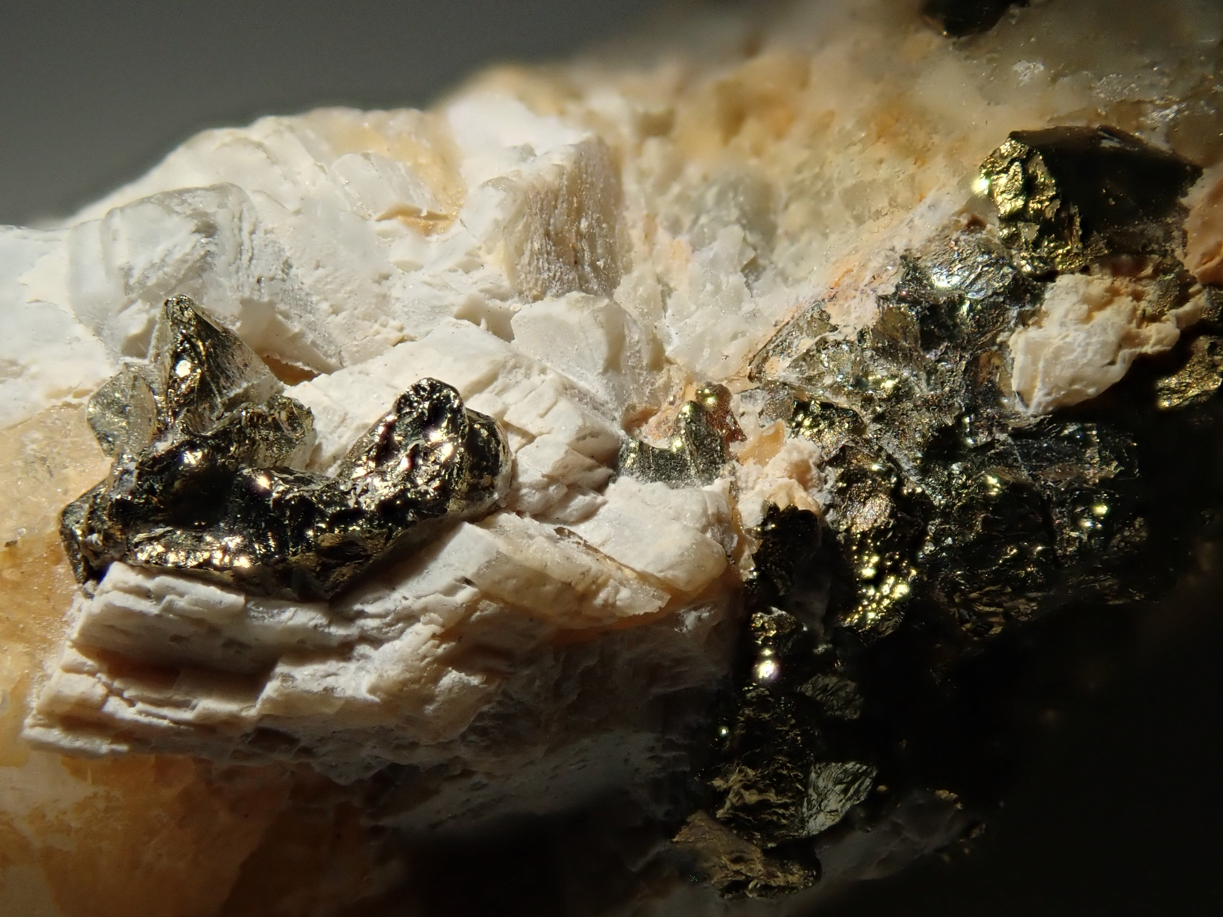 【12562828掲載】コロンビア産パイライト付ユークレース 37.340ct原石