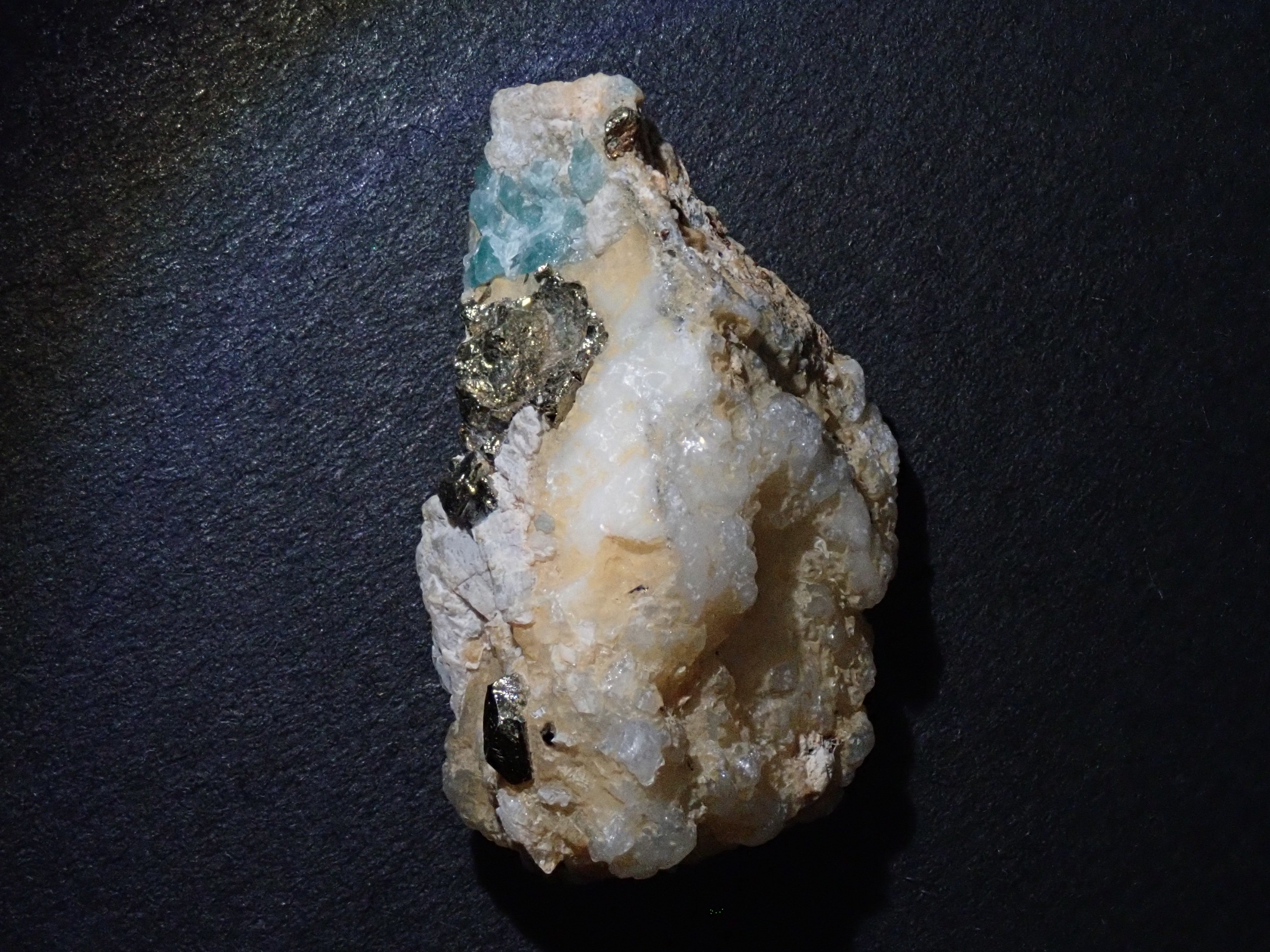 【12562828掲載】コロンビア産パイライト付ユークレース 37.340ct原石