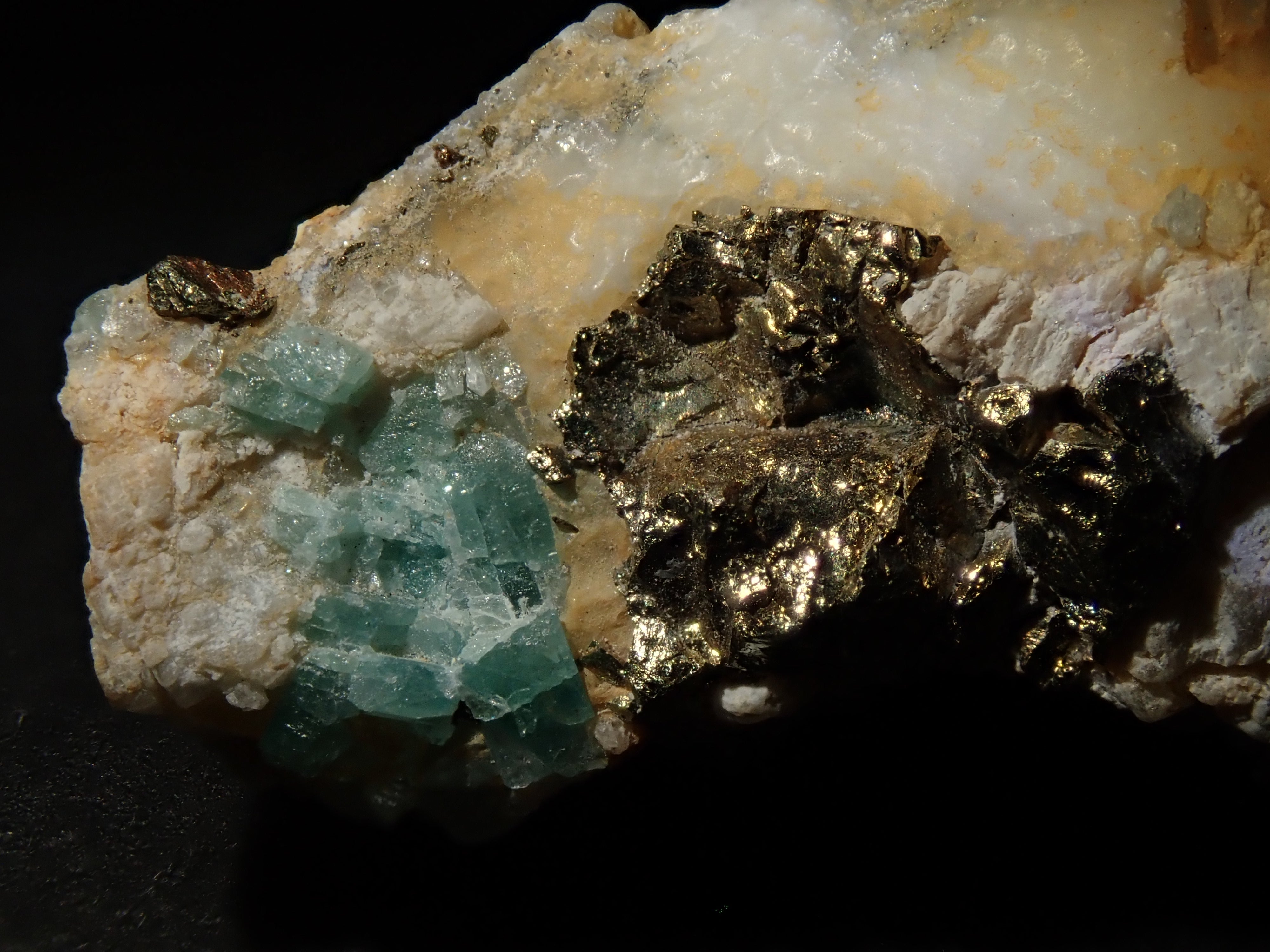 【12562828掲載】コロンビア産パイライト付ユークレース 37.340ct原石