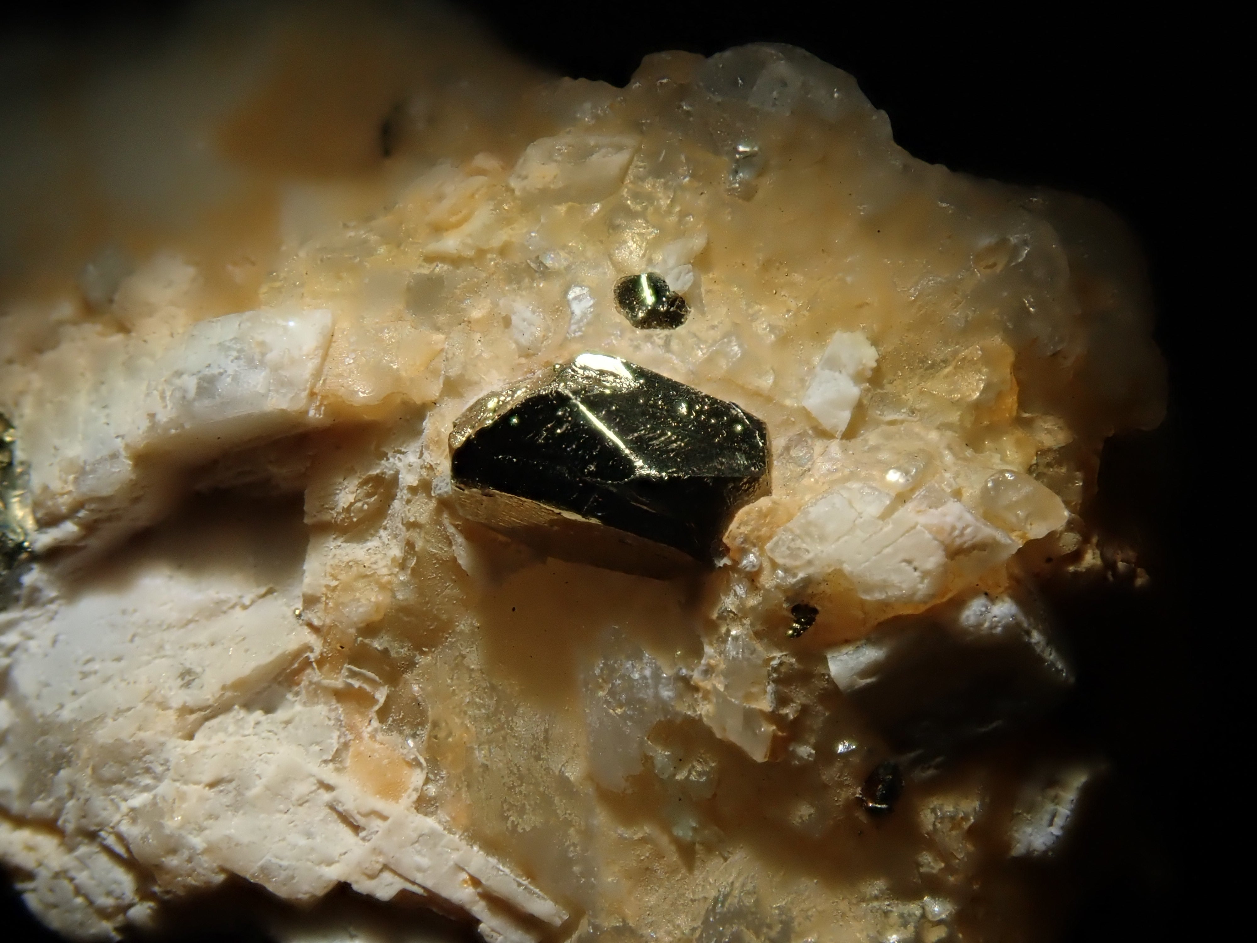 【12562828掲載】コロンビア産パイライト付ユークレース 37.340ct原石