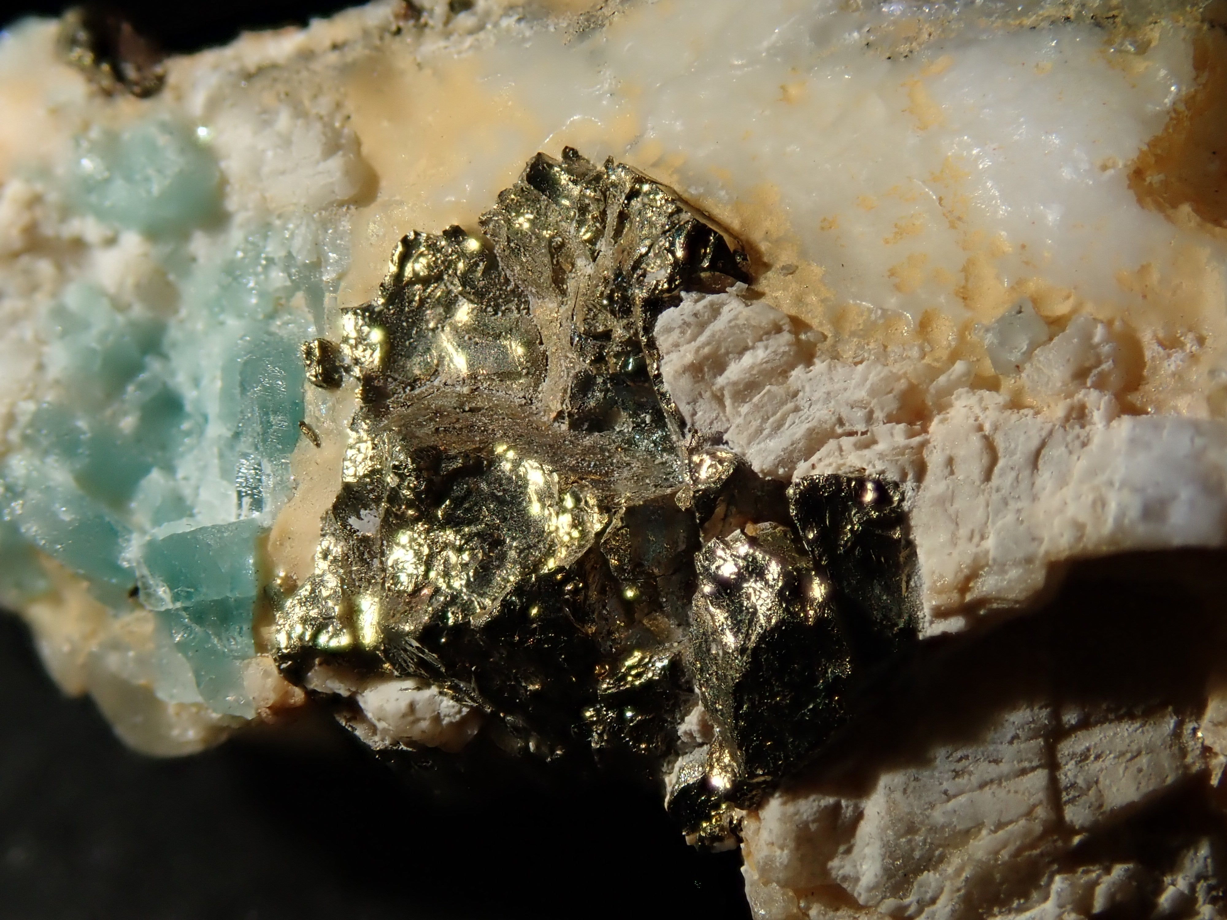 【12562828掲載】コロンビア産パイライト付ユークレース 37.340ct原石