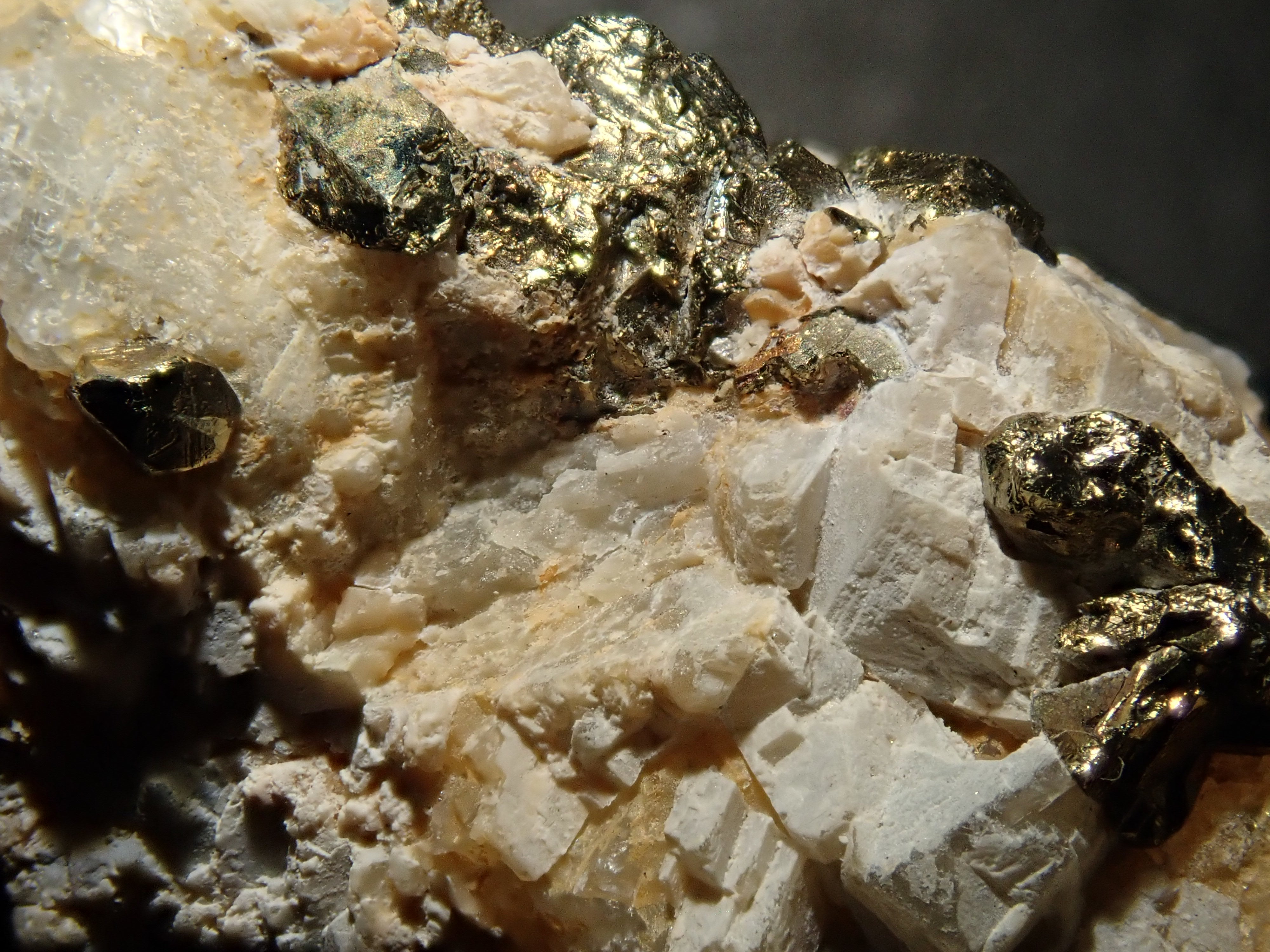 【12562828掲載】コロンビア産パイライト付ユークレース 37.340ct原石