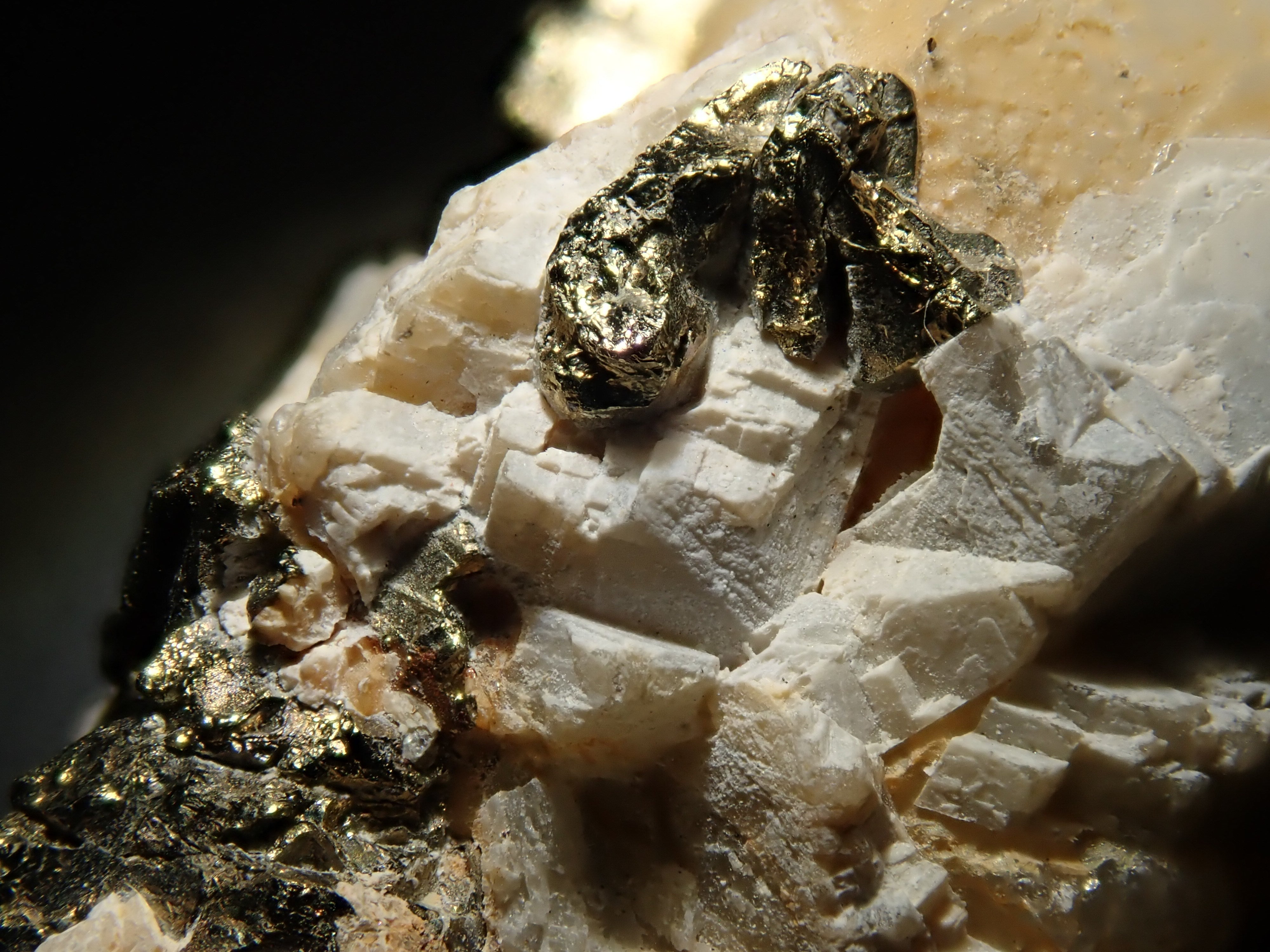 【12562828掲載】コロンビア産パイライト付ユークレース 37.340ct原石