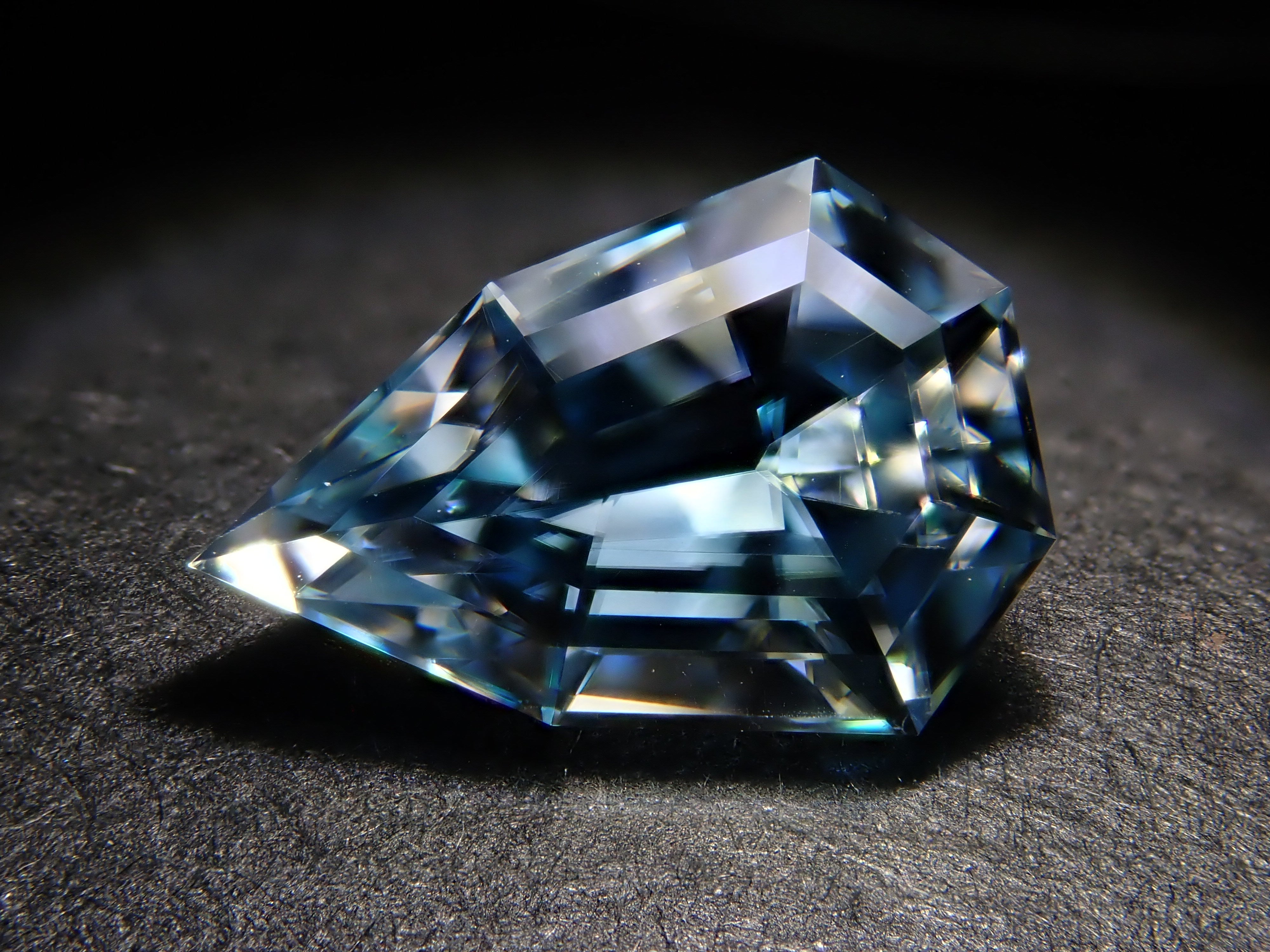 【12562691掲載】マラウイ産バイカラージルコン 2.082ctルース