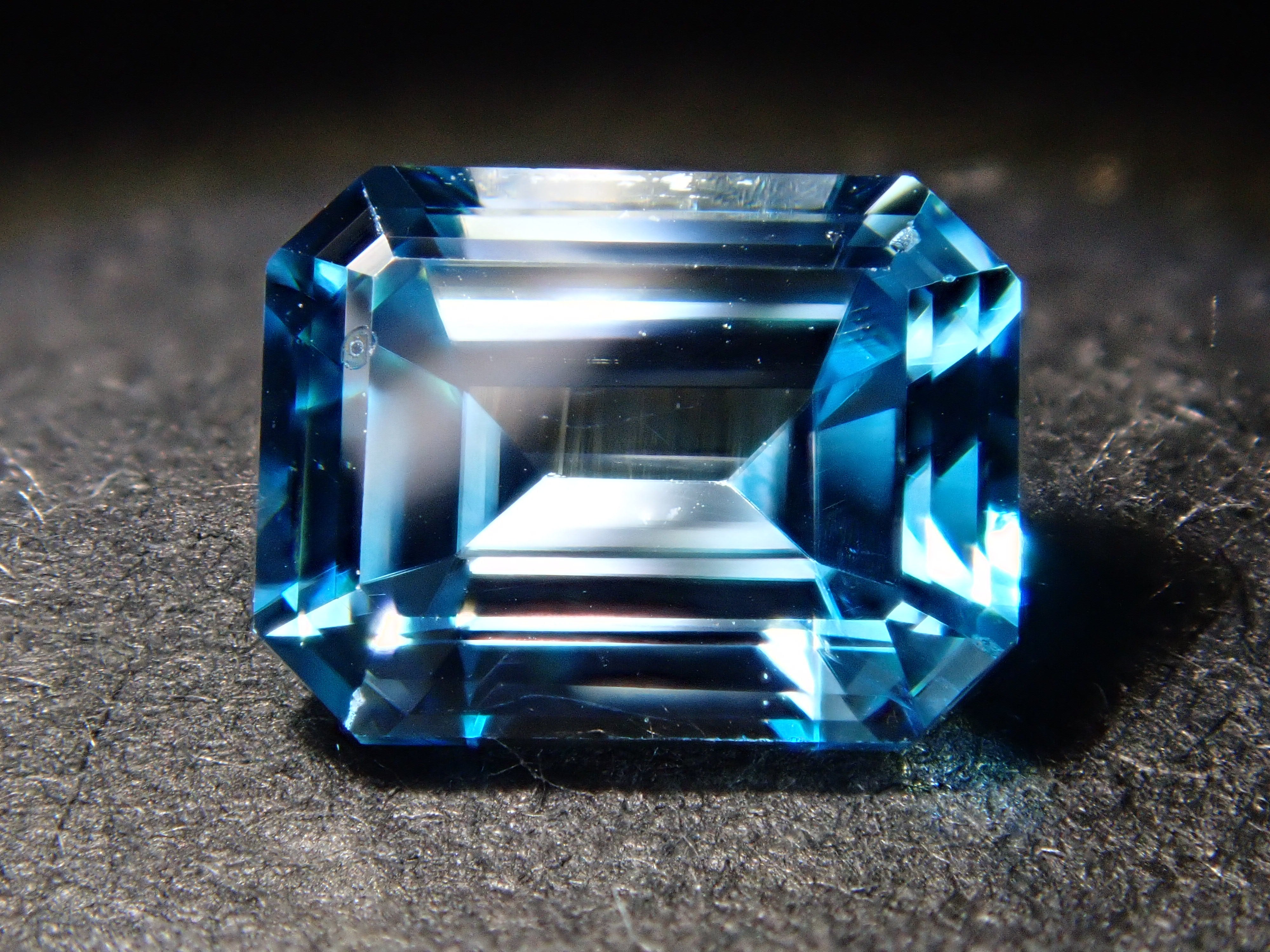 【12562695掲載】マラウイ産バイカラージルコン 0.985ctルース