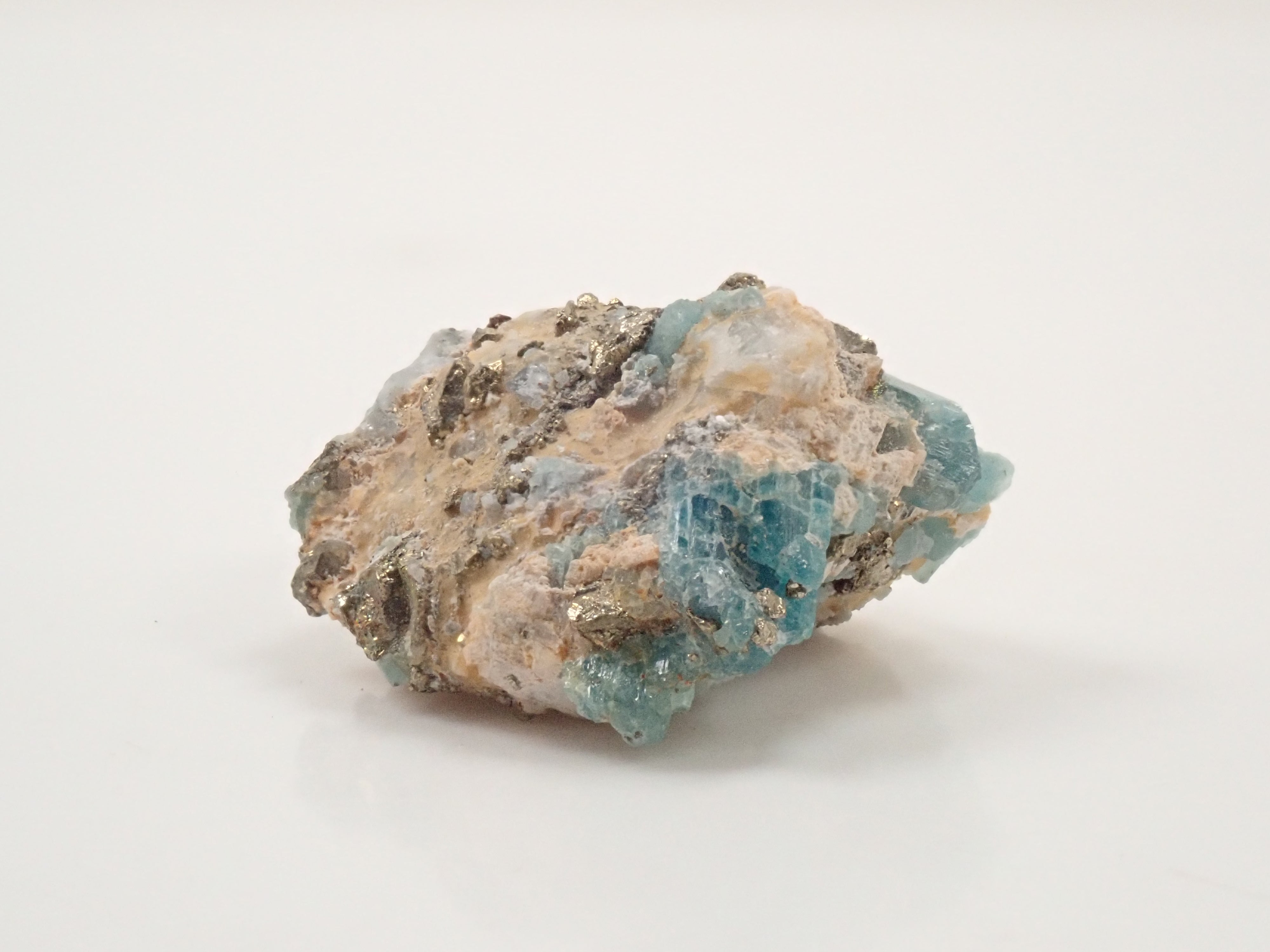 【12562829掲載】コロンビア産パイライト付ユークレース 23.430ct原石