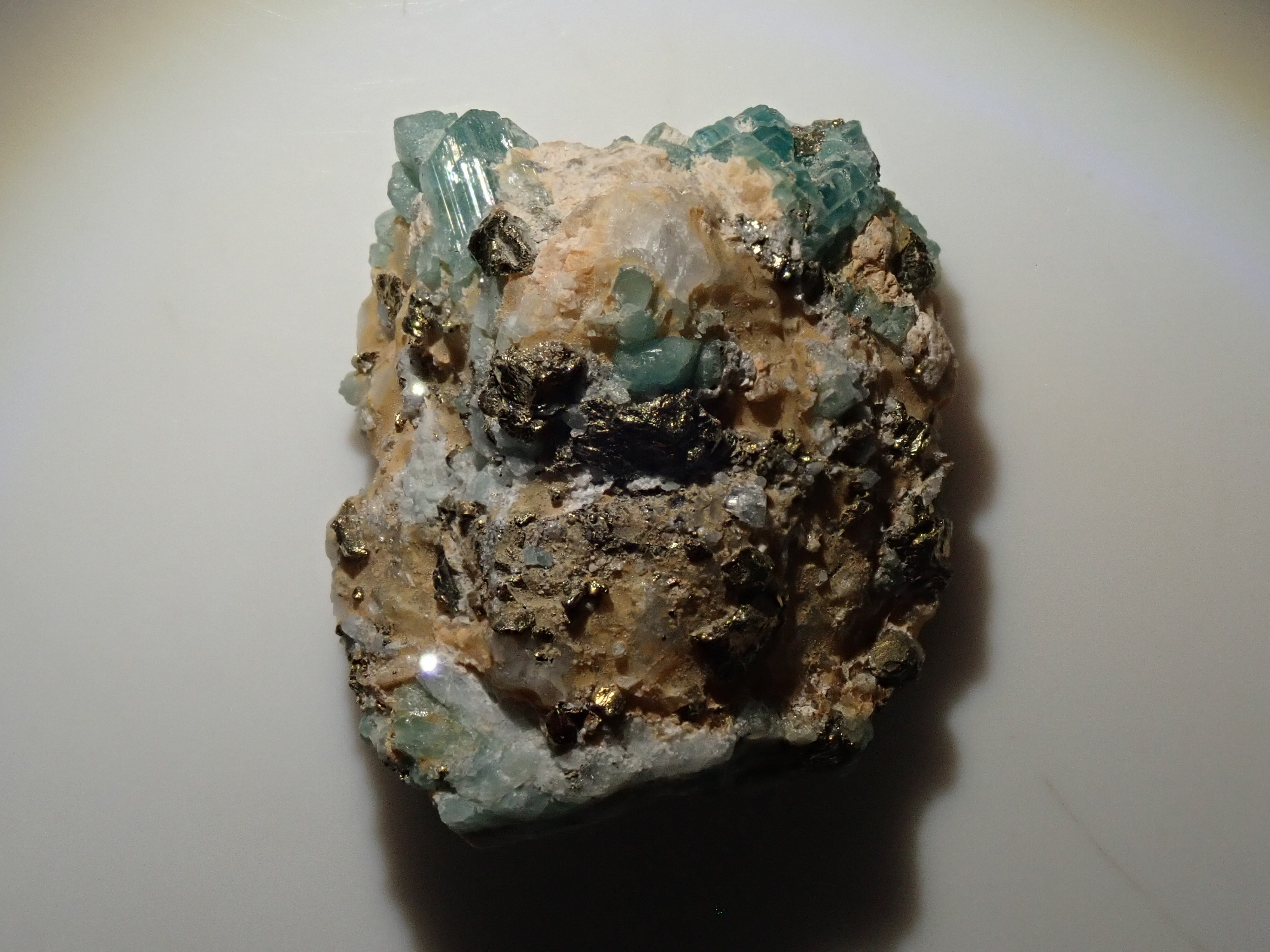 【12562829掲載】コロンビア産パイライト付ユークレース 23.430ct原石