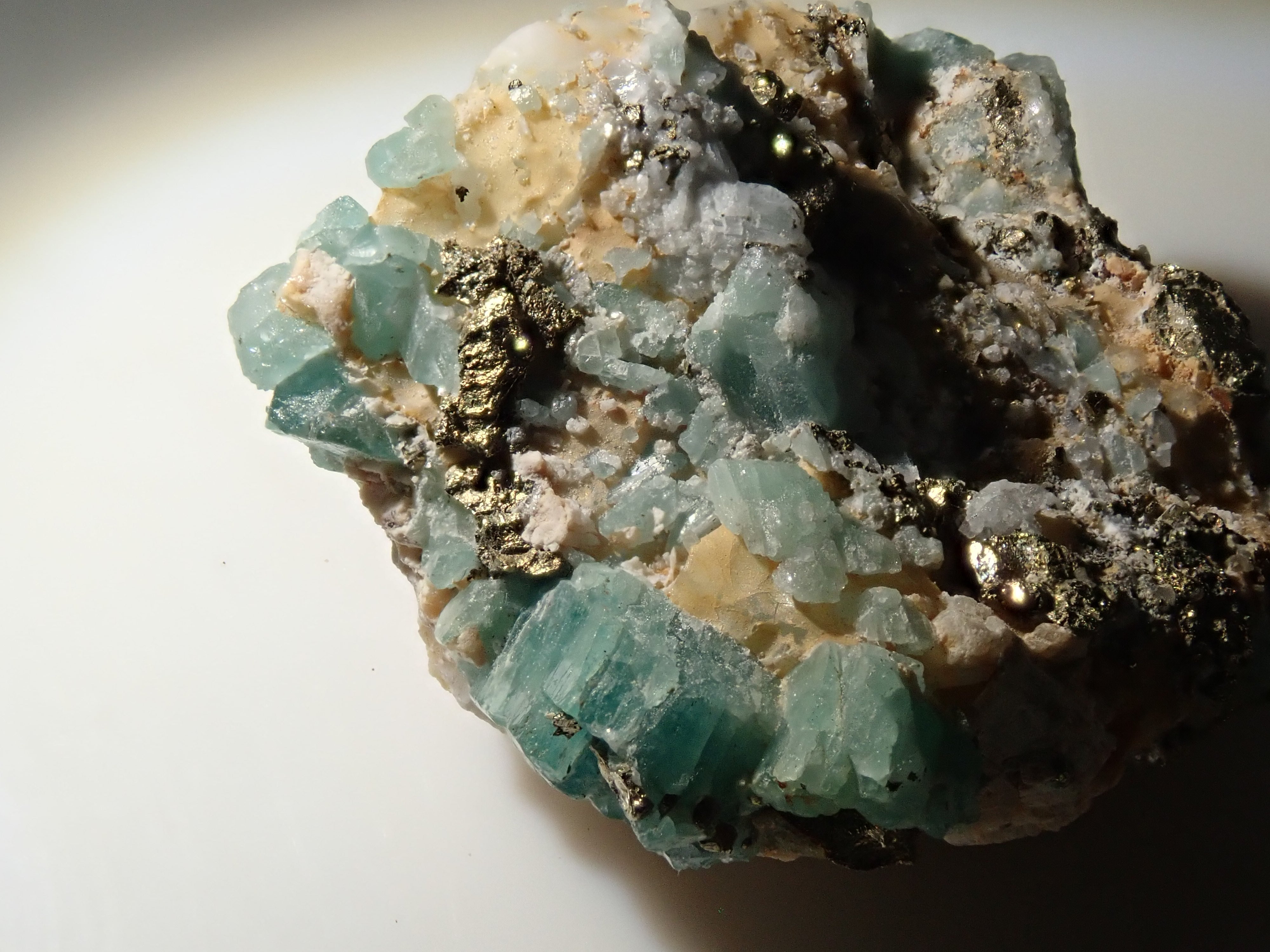 【12562829掲載】コロンビア産パイライト付ユークレース 23.430ct原石