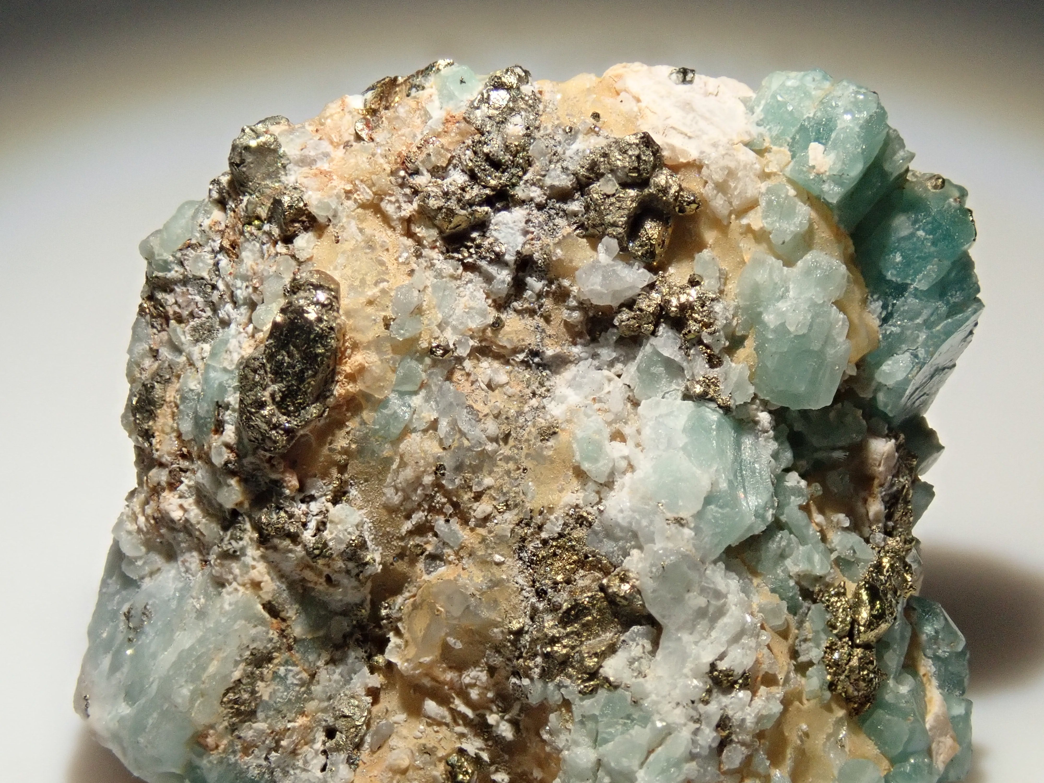 【12562829掲載】コロンビア産パイライト付ユークレース 23.430ct原石