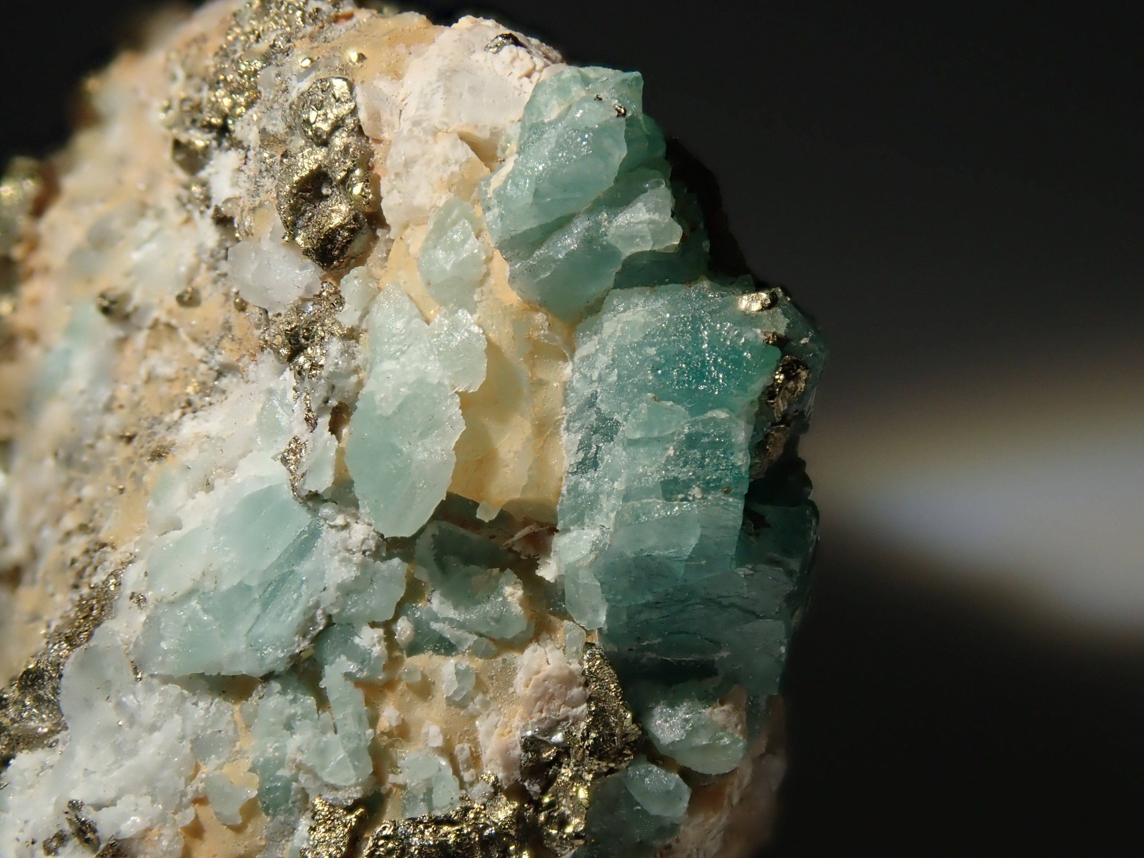 【12562829掲載】コロンビア産パイライト付ユークレース 23.430ct原石