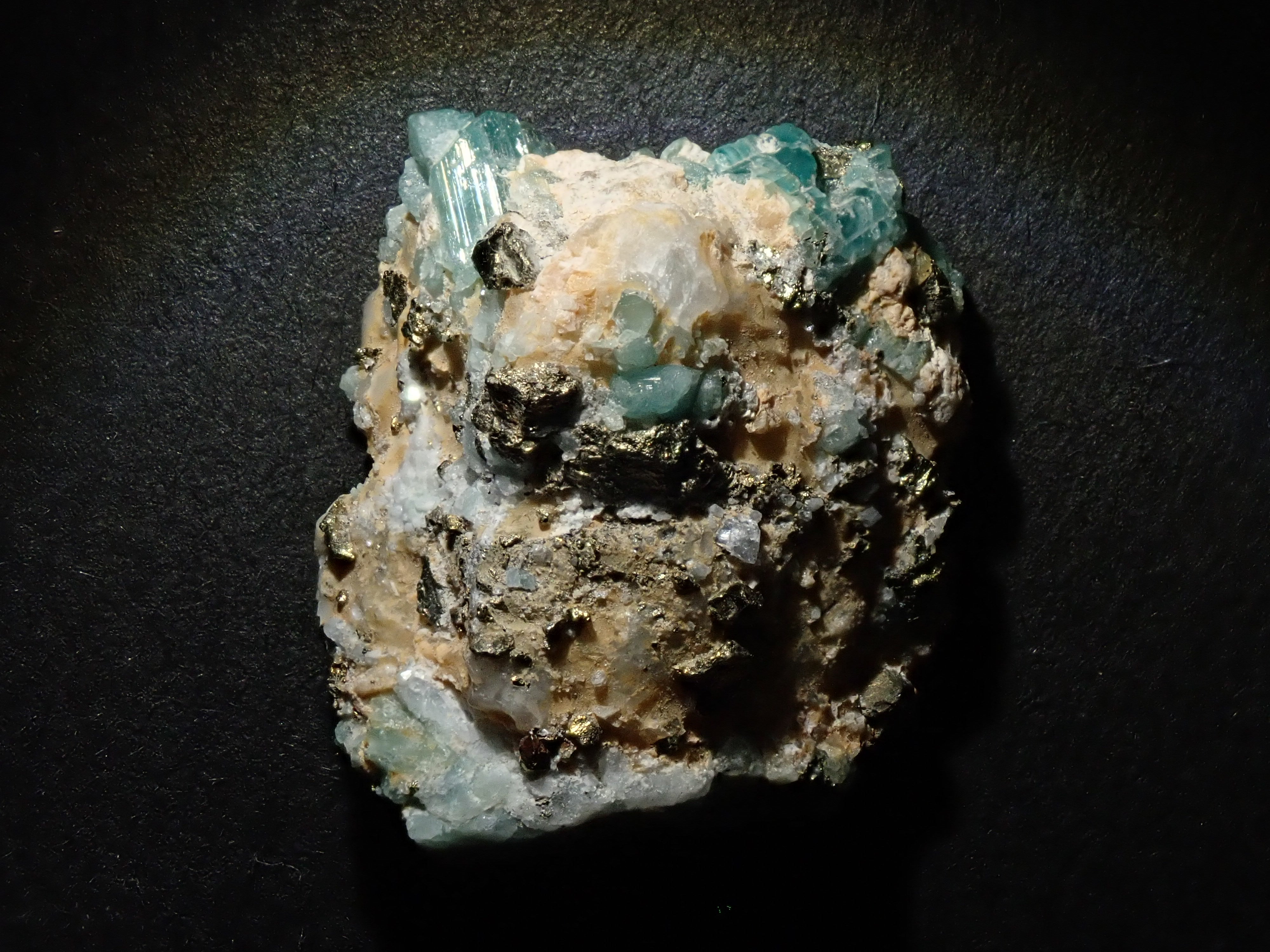 【12562829掲載】コロンビア産パイライト付ユークレース 23.430ct原石