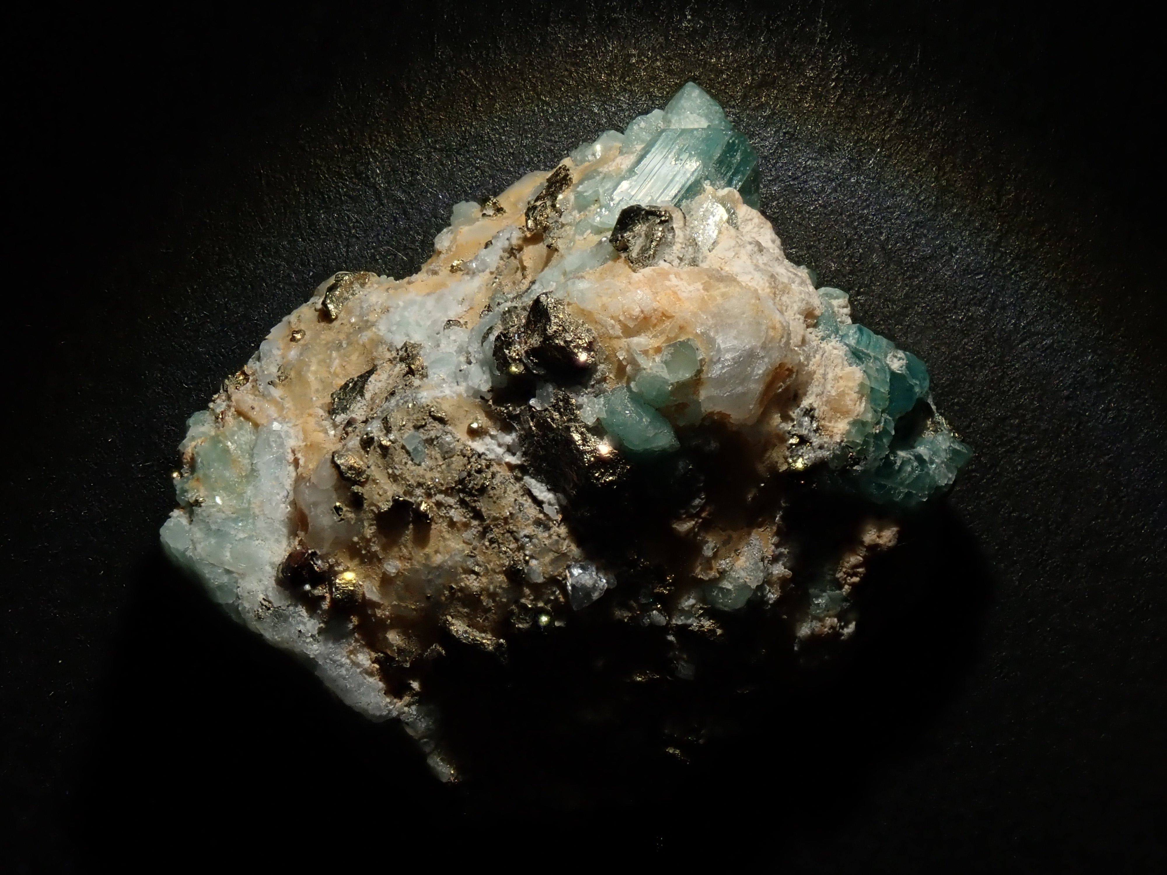 【12562829掲載】コロンビア産パイライト付ユークレース 23.430ct原石