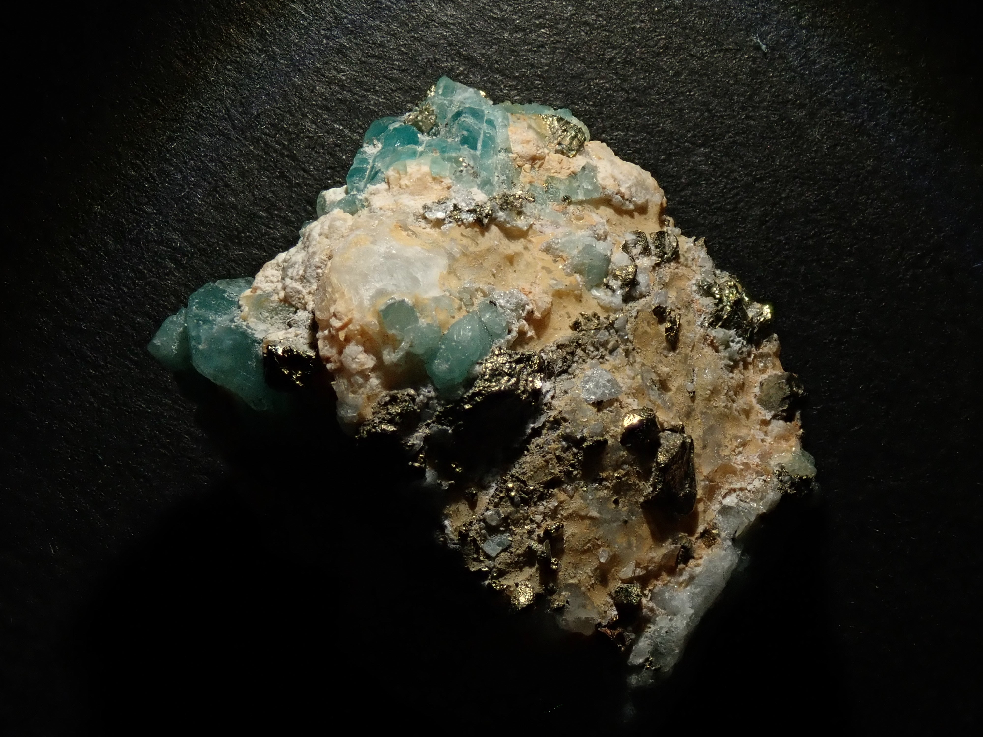 【12562829掲載】コロンビア産パイライト付ユークレース 23.430ct原石