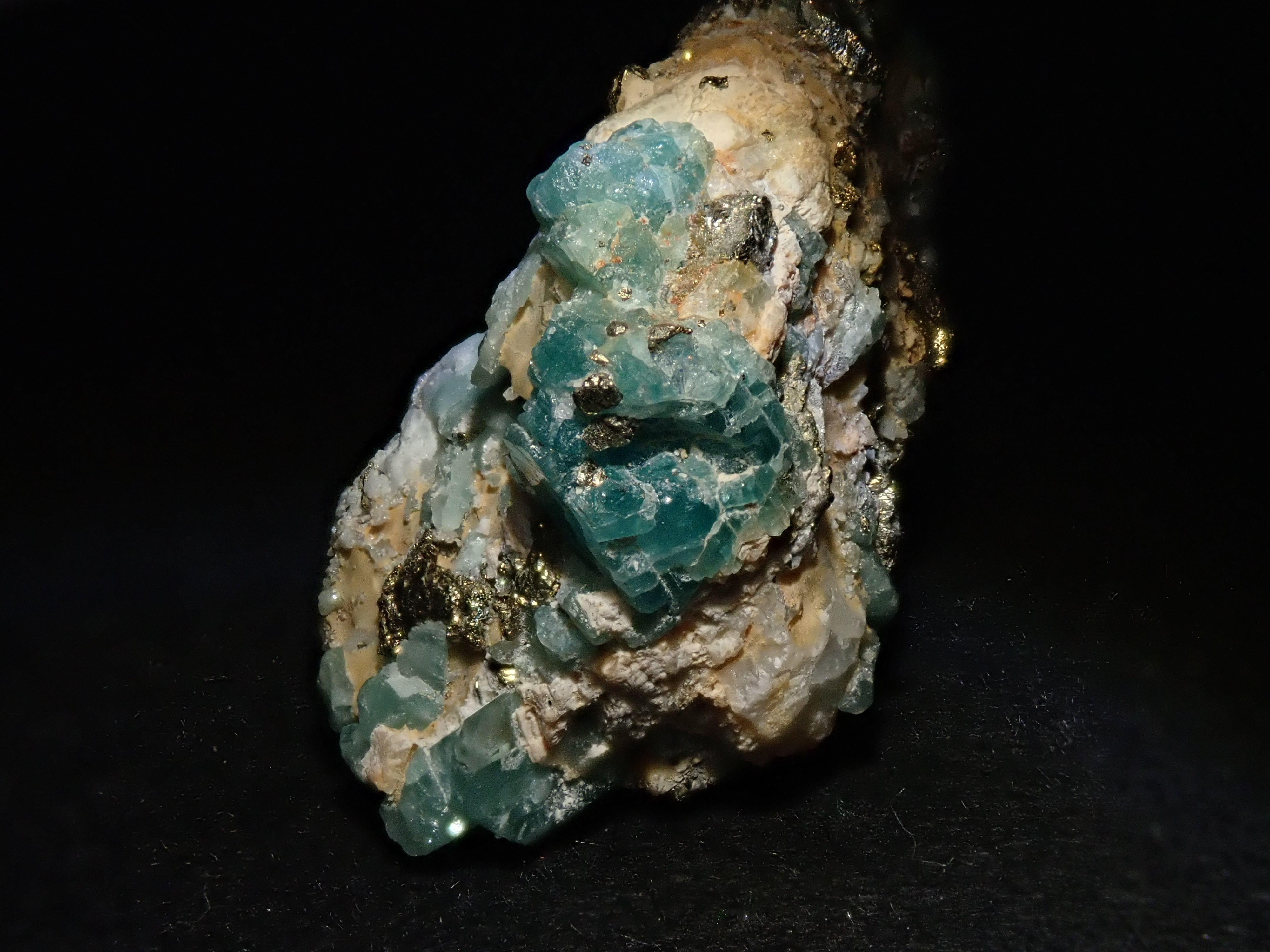 【12562829掲載】コロンビア産パイライト付ユークレース 23.430ct原石