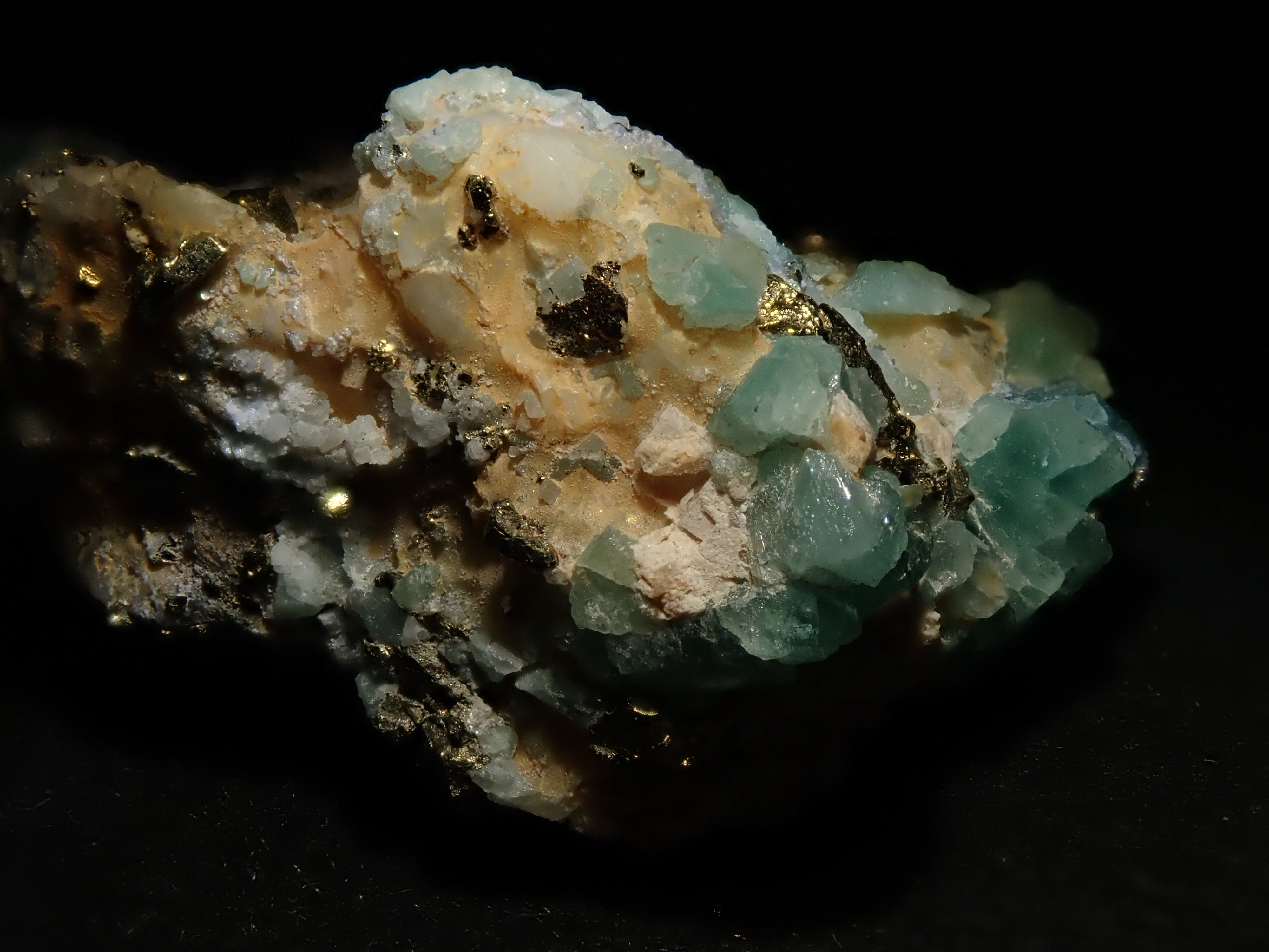 【12562829掲載】コロンビア産パイライト付ユークレース 23.430ct原石