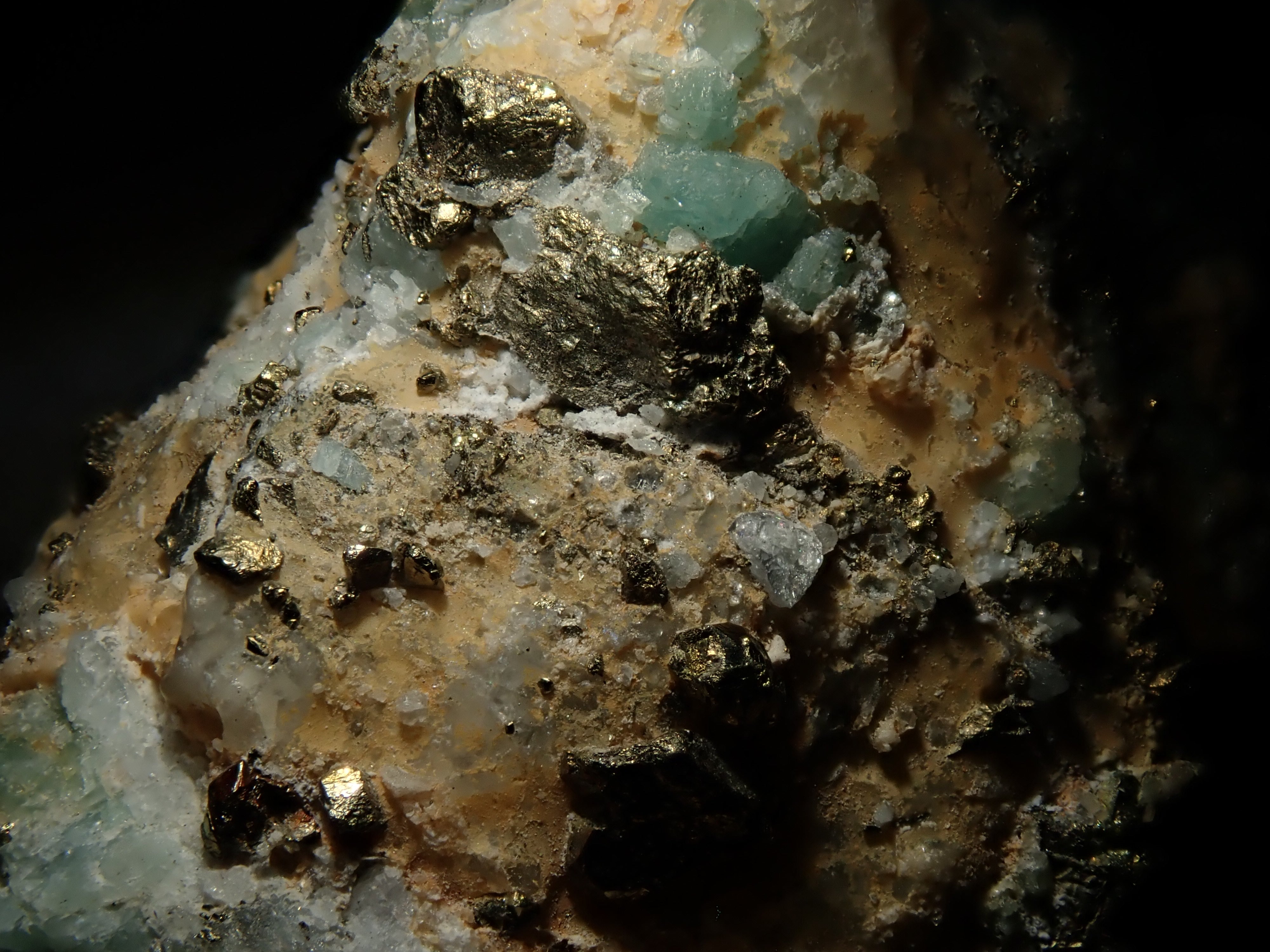 【12562829掲載】コロンビア産パイライト付ユークレース 23.430ct原石